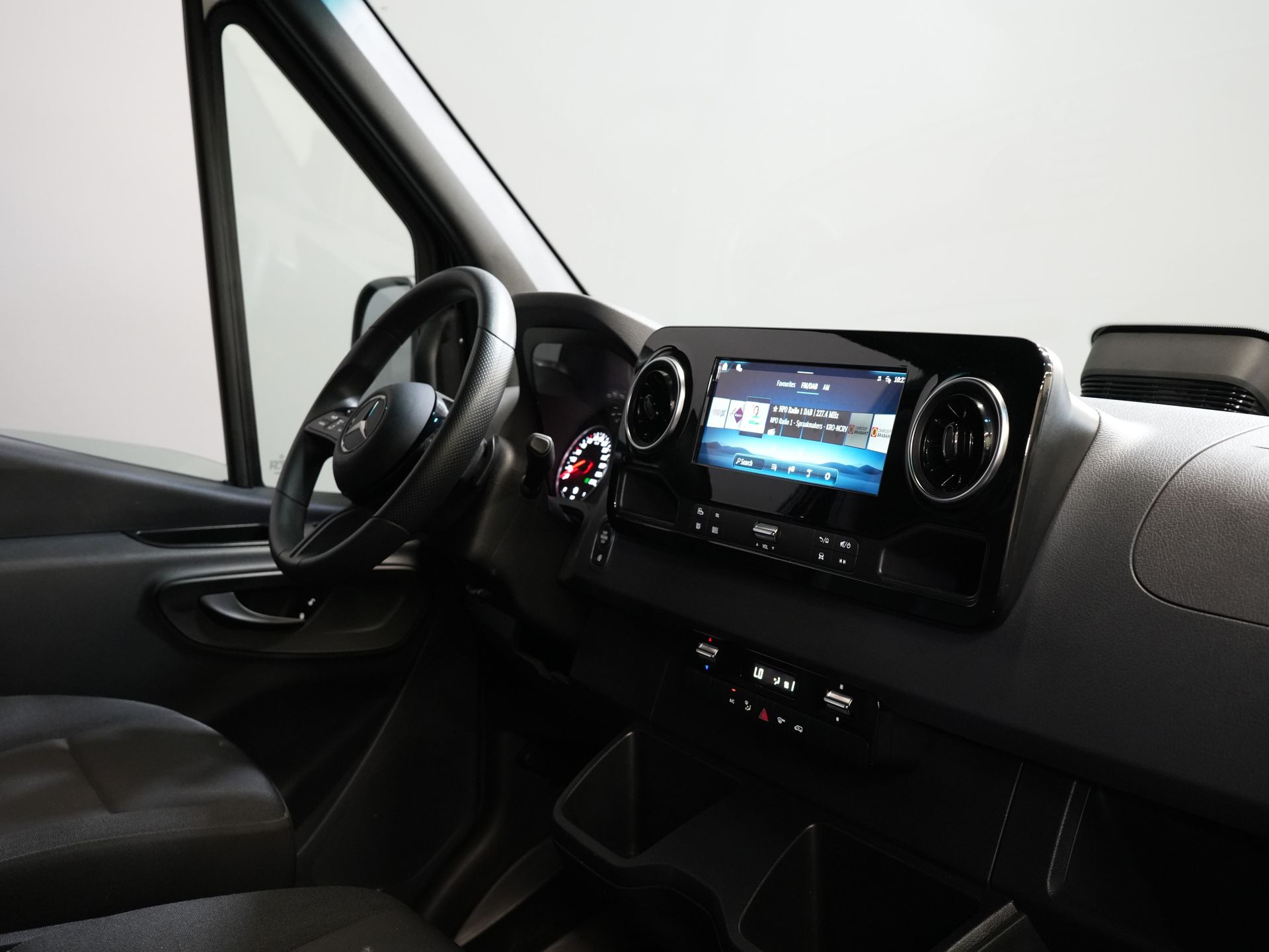 Mercedes-Benz Sprinter Van 317 CDI Авт. L2H2 3.5т Трекверм./ LED/ 270гр.дверей/ Навігатор/ Камера/ Круїз/ PDC