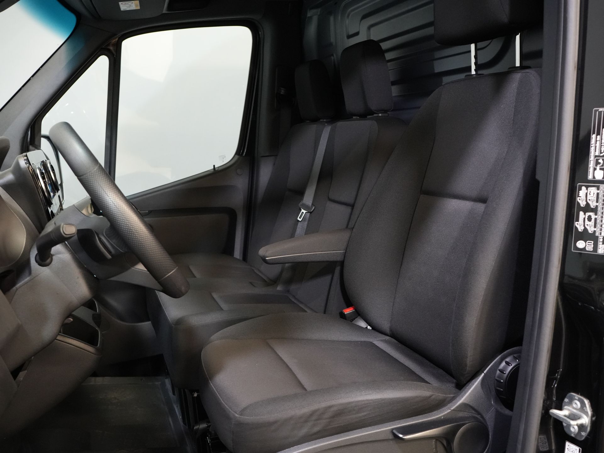 Mercedes-Benz Sprinter Van 317 CDI Авт. L2H2 3.5т Трекверм./ LED/ 270гр.дверей/ Навігатор/ Камера/ Круїз/ PDC