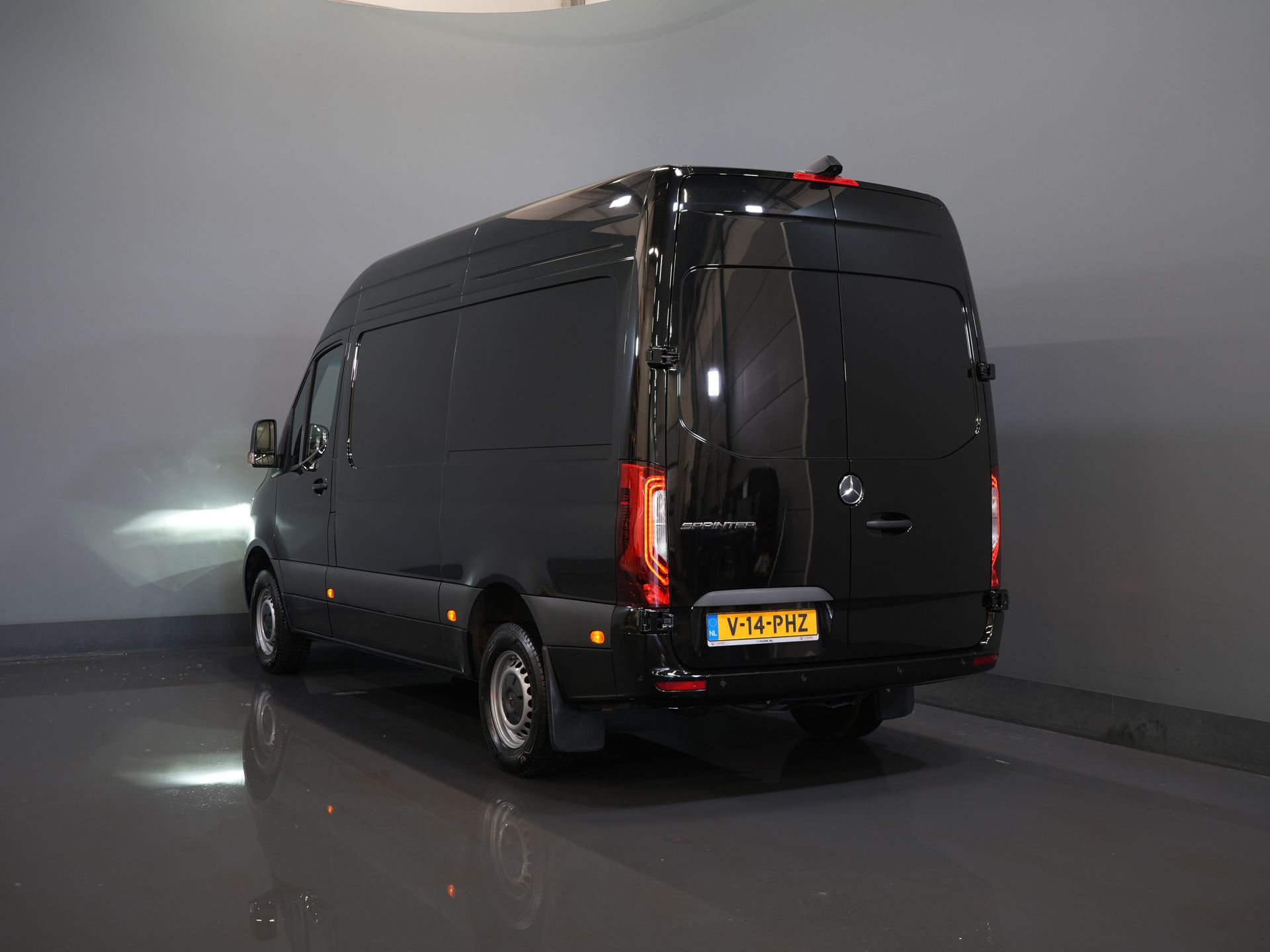 Mercedes-Benz Sprinter Van 317 CDI Авт. L2H2 3.5т Трекверм./ LED/ 270гр.дверей/ Навігатор/ Камера/ Круїз/ PDC