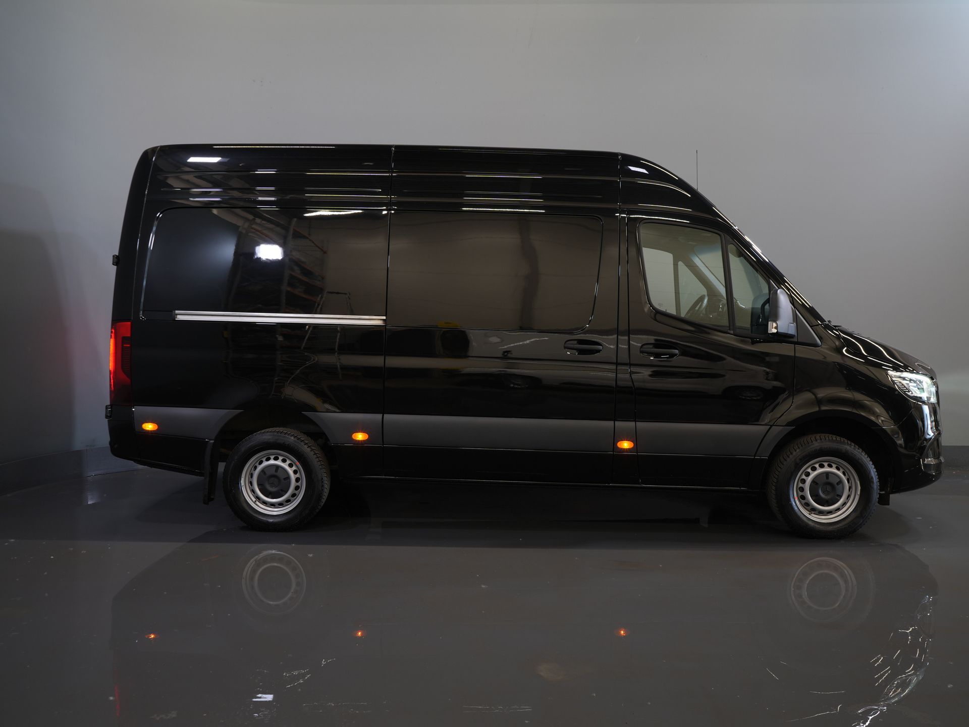 Mercedes-Benz Sprinter Van 317 CDI Авт. L2H2 3.5т Трекверм./ LED/ 270гр.дверей/ Навігатор/ Камера/ Круїз/ PDC