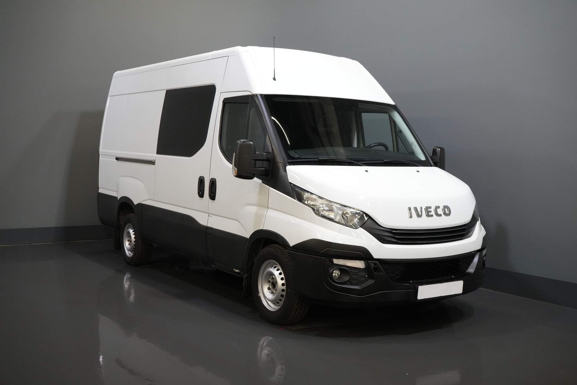 Iveco Daily Bestelbus 35S16V 2.3 L3H2 155 pk Aut. DC Dubbel Cabine EXPORT ONLY 3.5T trekverm./ Climate/ Cruise/ Camera/ Trekhaak