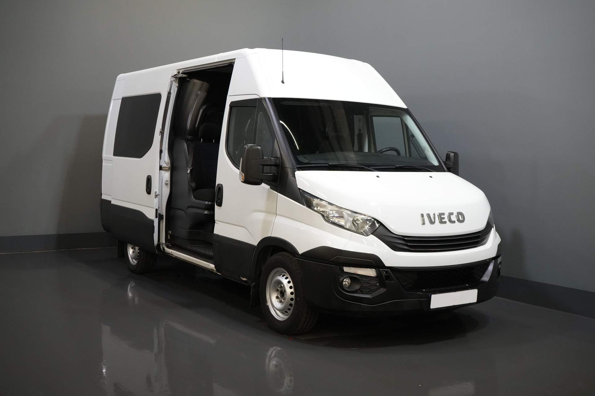 Iveco Daily Bestelbus 35S16V 2.3 L3H2 155 pk Aut. DC Dubbel Cabine EXPORT ONLY 3.5T trekverm./ Climate/ Cruise/ Camera/ Trekhaak
