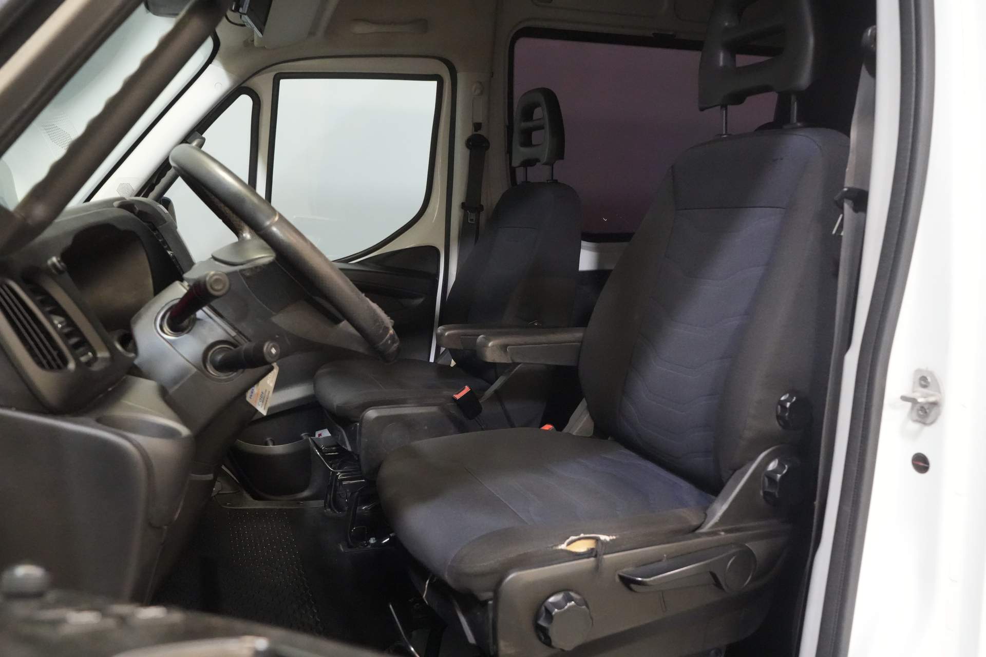 Iveco Daily Bestelbus 35S16V 2.3 L3H2 155 pk Aut. DC Dubbel Cabine EXPORT ONLY 3.5T trekverm./ Climate/ Cruise/ Camera/ Trekhaak