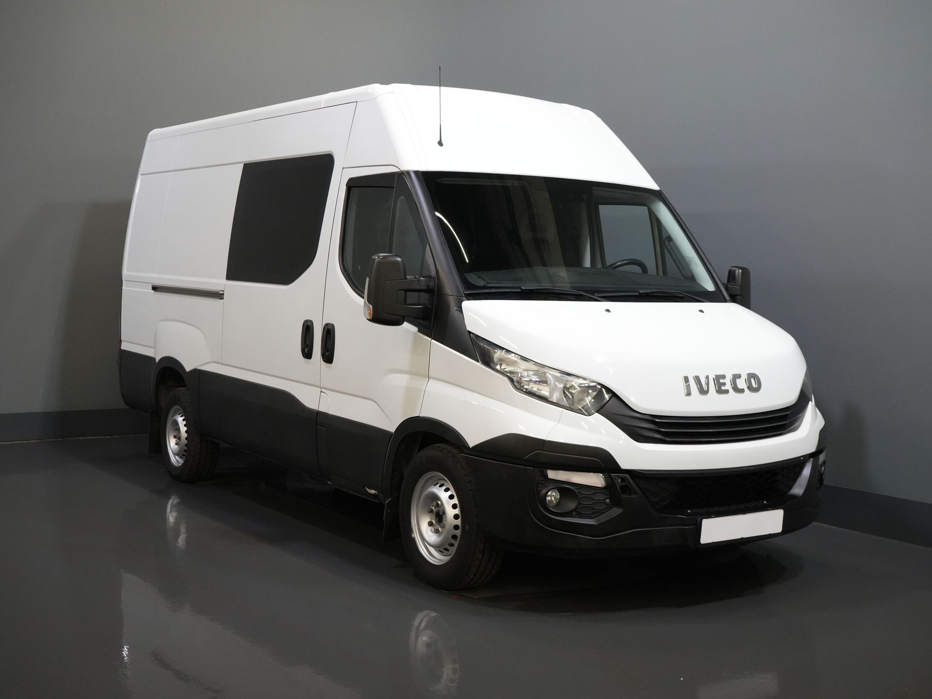 Iveco Daily Bestelbus 35S16V 2.3 L3H2 155 pk Aut. DC Dubbel Cabine EXPORT ONLY 3.5T trekverm./ Climate/ Cruise/ Camera/ Trekhaak