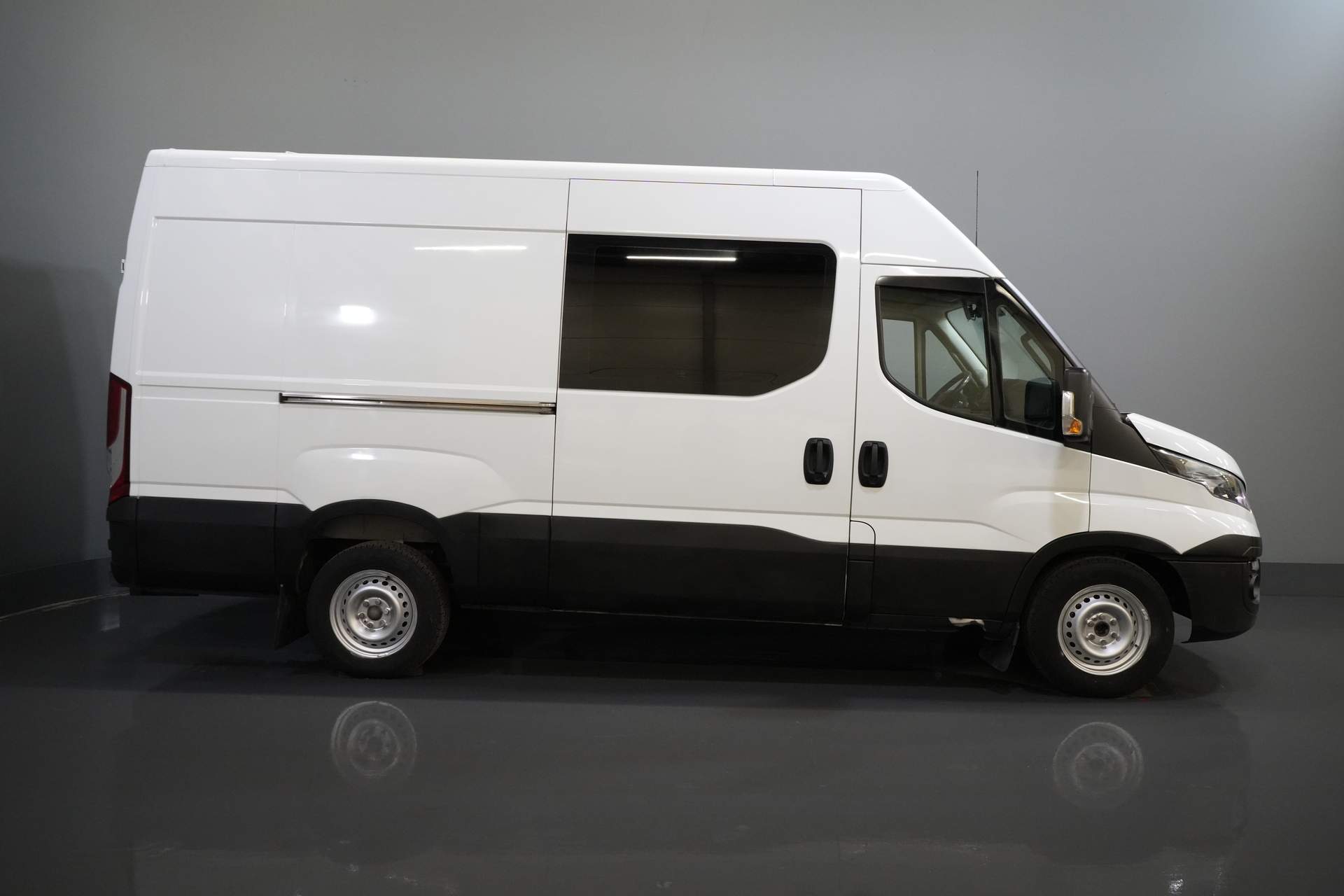 Iveco Daily Bestelbus 35S16V 2.3 L3H2 155 pk Aut. DC Dubbel Cabine EXPORT ONLY 3.5T trekverm./ Climate/ Cruise/ Camera/ Trekhaak