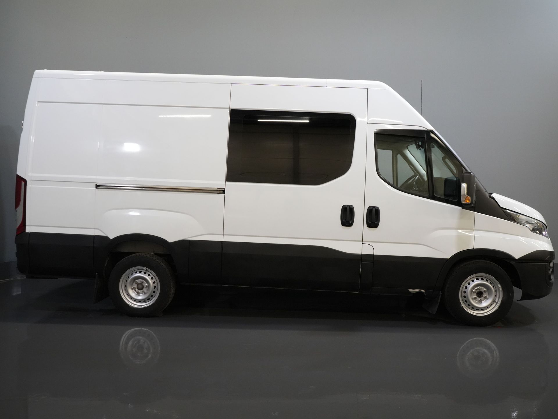 Iveco Daily Vans 35S16V 2.3 L3H2 155 hp Aut DC Double Cab EXPORT ONLY 3.5T tow/ Climate/ Cruise/ Camera/ Towing hook