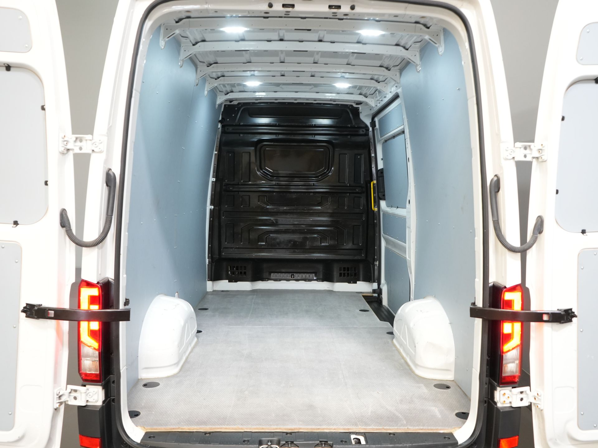 Volkswagen Crafter Van 35 2.0 TDI 140 к.с. DSG Aut. L3H3 BPM БЕЗКОШТОВНО! Carplay / Камера / Круїз / Фаркоп / Столярка / Кондиціонер