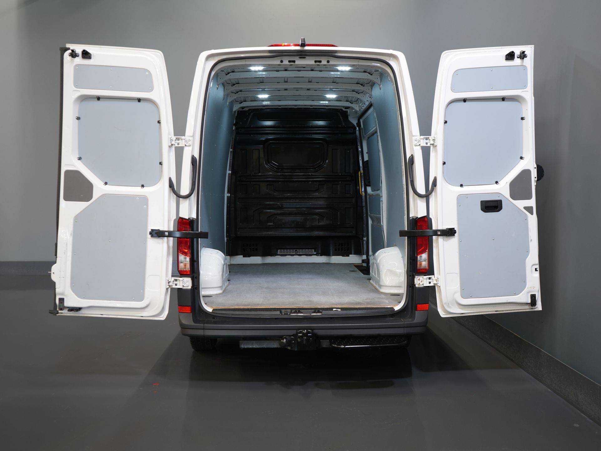 Volkswagen Crafter Van 35 2.0 TDI 140 к.с. DSG Aut. L3H3 BPM БЕЗКОШТОВНО! Carplay / Камера / Круїз / Фаркоп / Столярка / Кондиціонер