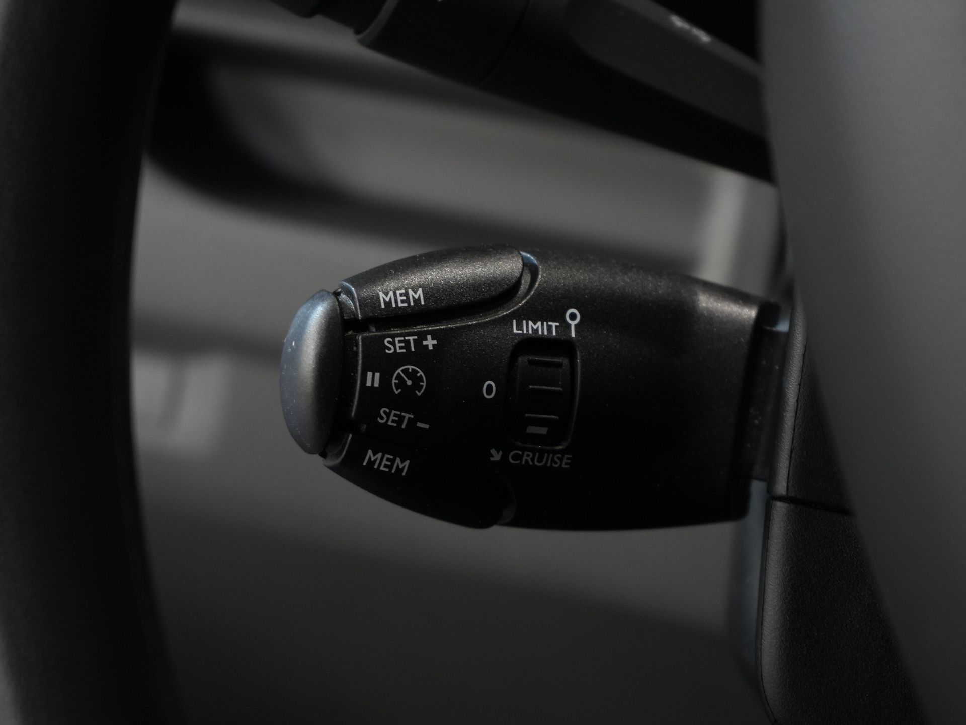 Peugeot Expert Bestelbus 2.0 HDI 145 pk BPM VRIJ! NL Auto/ 3 Pers./ 2.5t Trekverm./ Carplay/ Cruise/ Airco/ Camera/ Navi/ PDC