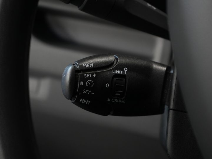 Peugeot Expert Bestelbus 2.0 HDI 145 pk BPM VRIJ! NL Auto/ 3 Pers./ 2.5t Trekverm./ Carplay/ Cruise/ Airco/ Camera/ Navi/ PDC