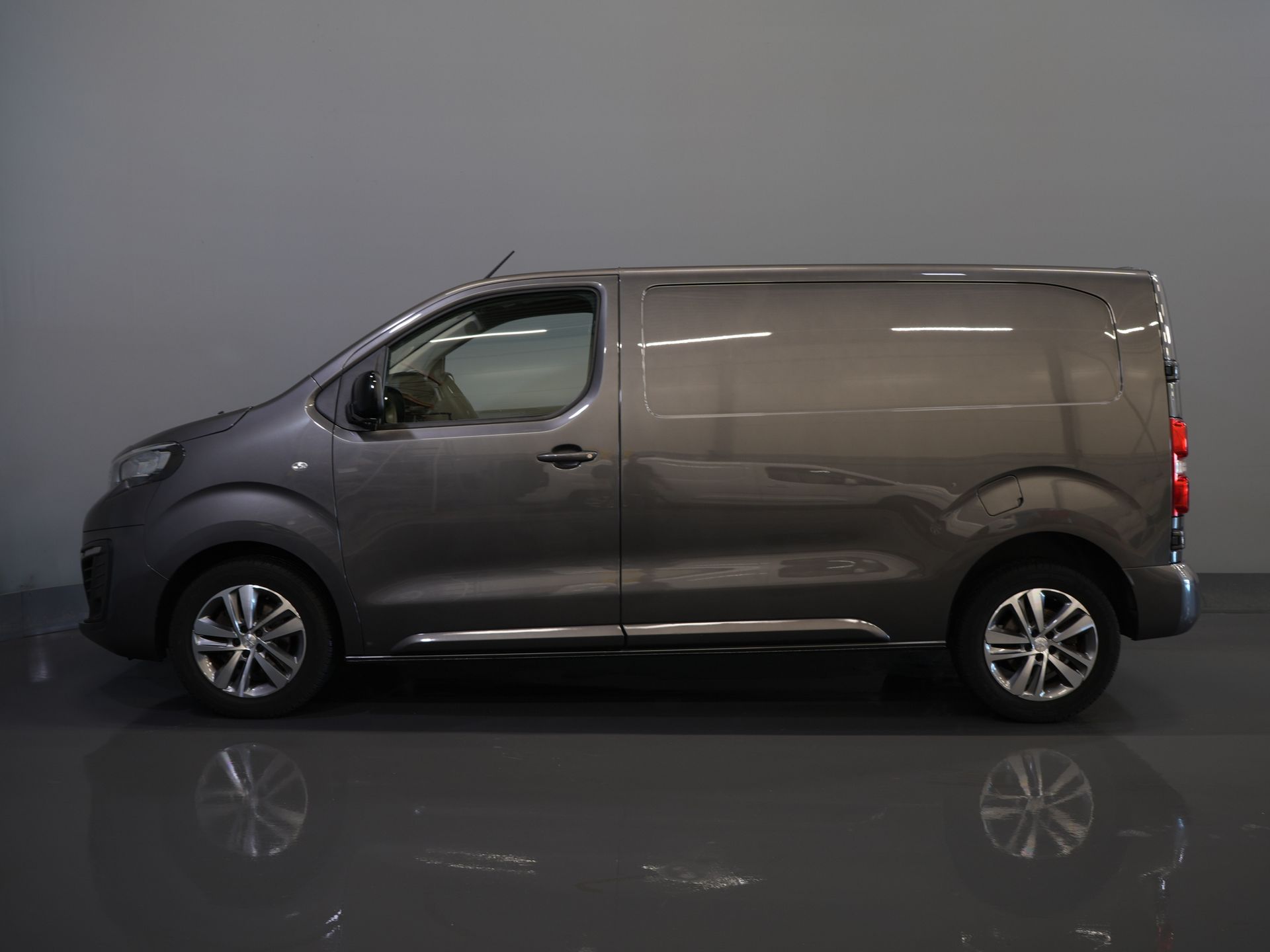 Peugeot Expert Bestelbus 2.0 HDI 145 pk BPM VRIJ! NL Auto/ 3 Pers./ 2.5t Trekverm./ Carplay/ Cruise/ Airco/ Camera/ Navi/ PDC
