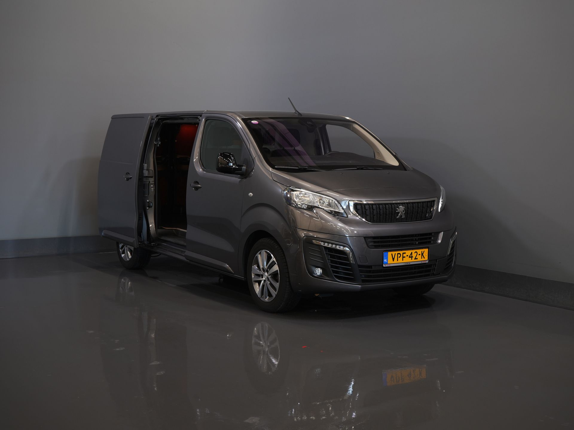 Peugeot Expert Bestelbus 2.0 HDI 145 pk BPM VRIJ! NL Auto/ 3 Pers./ 2.5t Trekverm./ Carplay/ Cruise/ Airco/ Camera/ Navi/ PDC