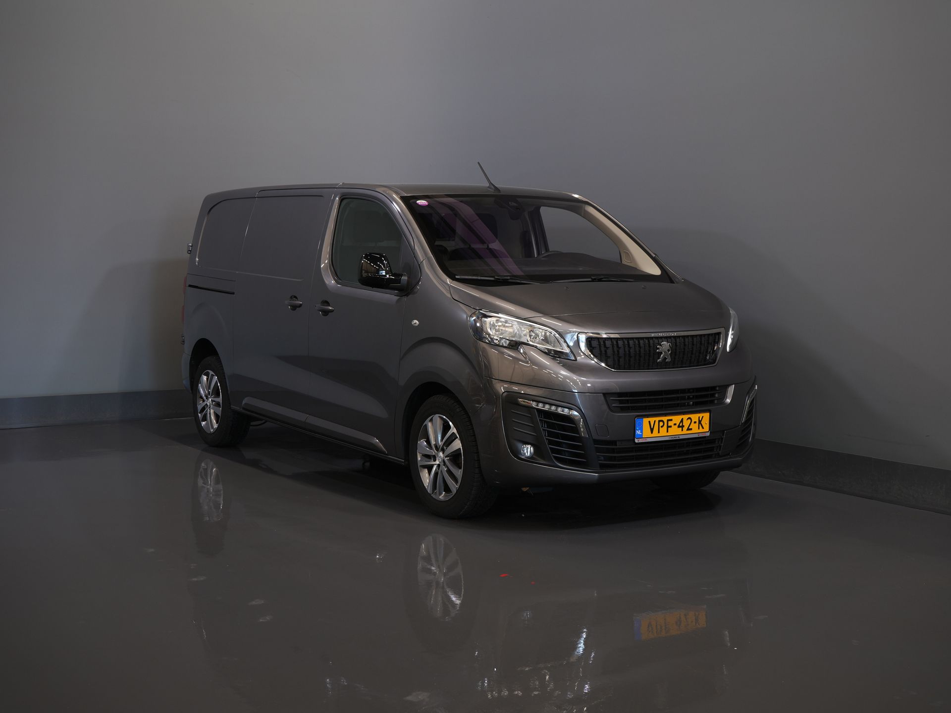 Peugeot Expert Bestelbus 2.0 HDI 145 pk BPM VRIJ! NL Auto/ 3 Pers./ 2.5t Trekverm./ Carplay/ Cruise/ Airco/ Camera/ Navi/ PDC