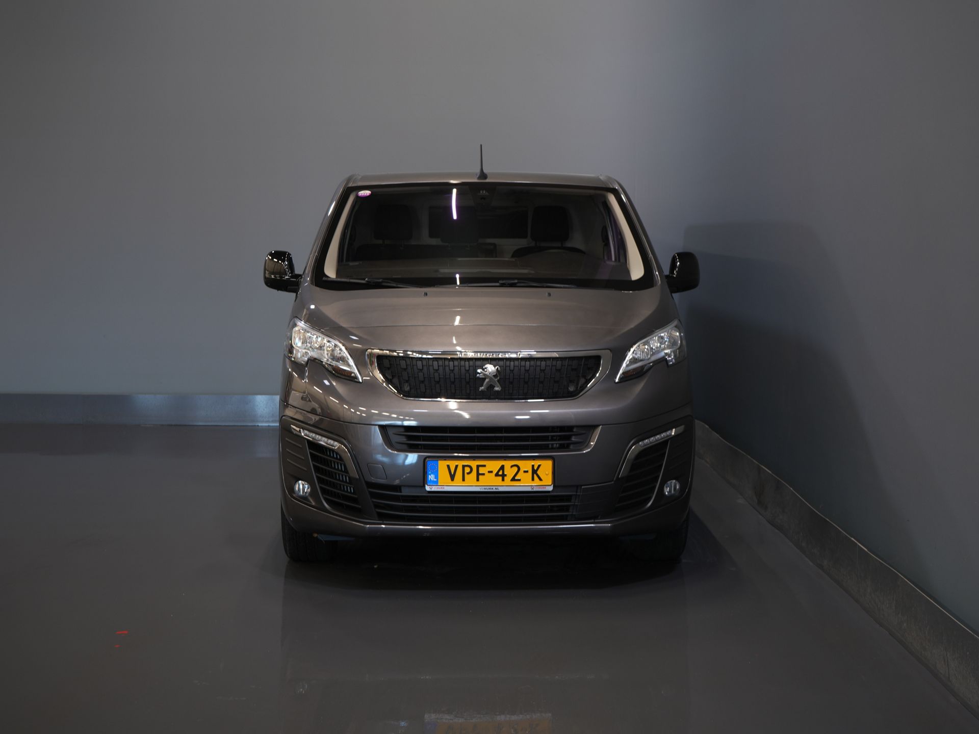 Peugeot Expert Bestelbus 2.0 HDI 145 pk BPM VRIJ! NL Auto/ 3 Pers./ 2.5t Trekverm./ Carplay/ Cruise/ Airco/ Camera/ Navi/ PDC