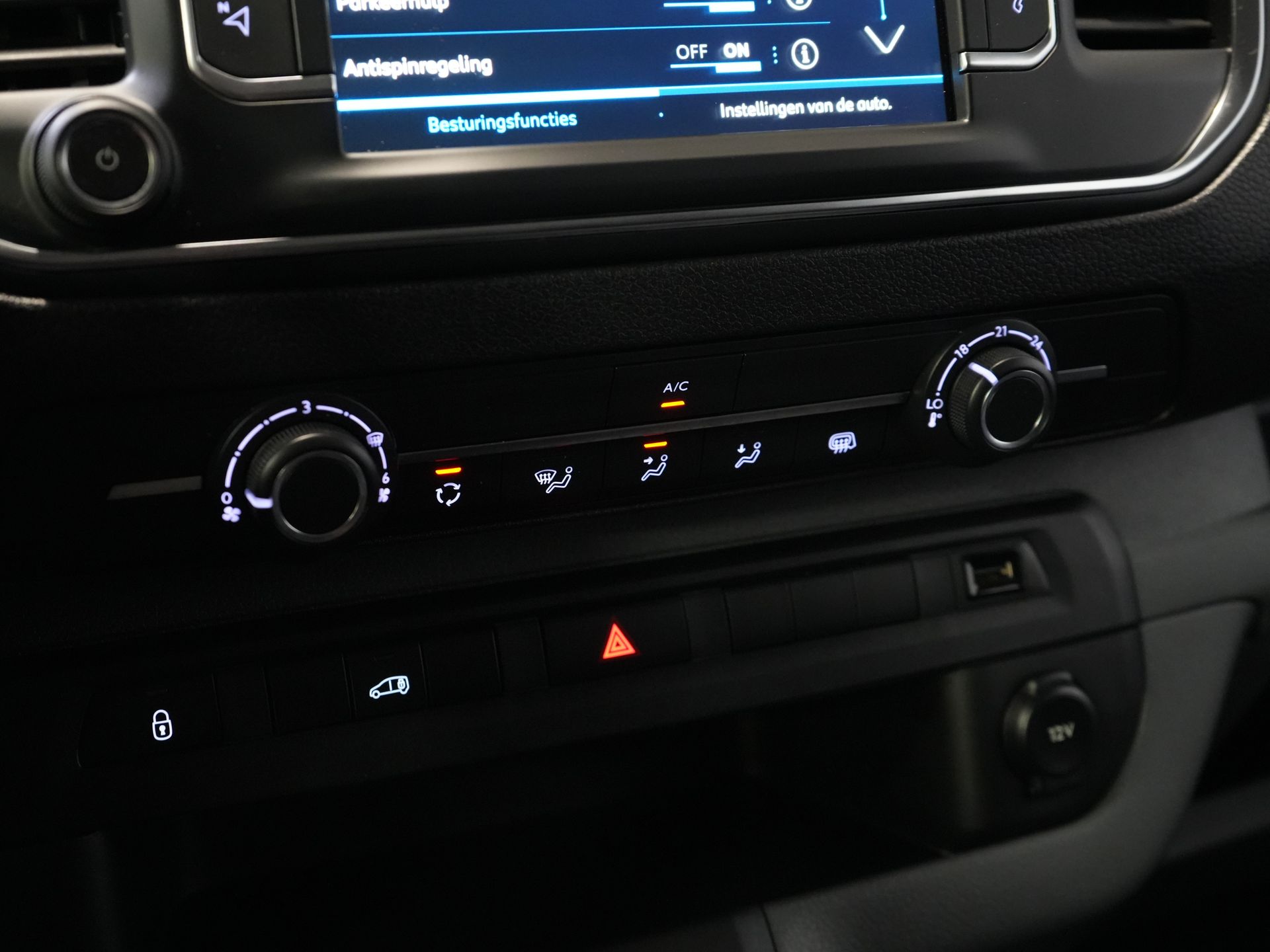 Peugeot Expert Bestelbus 2.0 HDI 145 pk BPM VRIJ! NL Auto/ 3 Pers./ 2.5t Trekverm./ Carplay/ Cruise/ Airco/ Camera/ Navi/ PDC