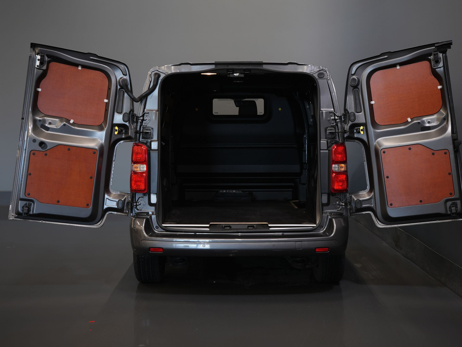 Peugeot Expert Bestelbus 2.0 HDI 145 pk BPM VRIJ! NL Auto/ 3 Pers./ 2.5t Trekverm./ Carplay/ Cruise/ Airco/ Camera/ Navi/ PDC