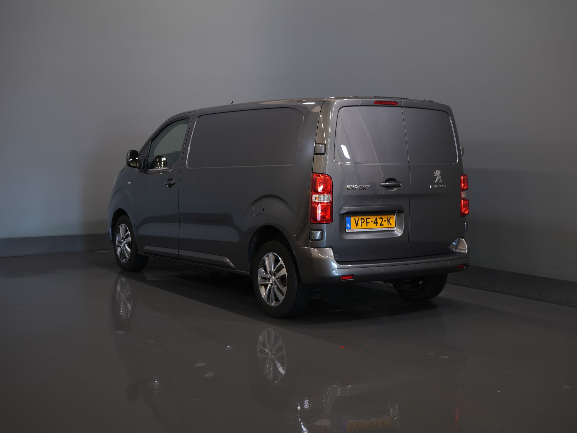 Peugeot Expert Bestelbus 2.0 HDI 145 pk BPM VRIJ! NL Auto/ 3 Pers./ 2.5t Trekverm./ Carplay/ Cruise/ Airco/ Camera/ Navi/ PDC