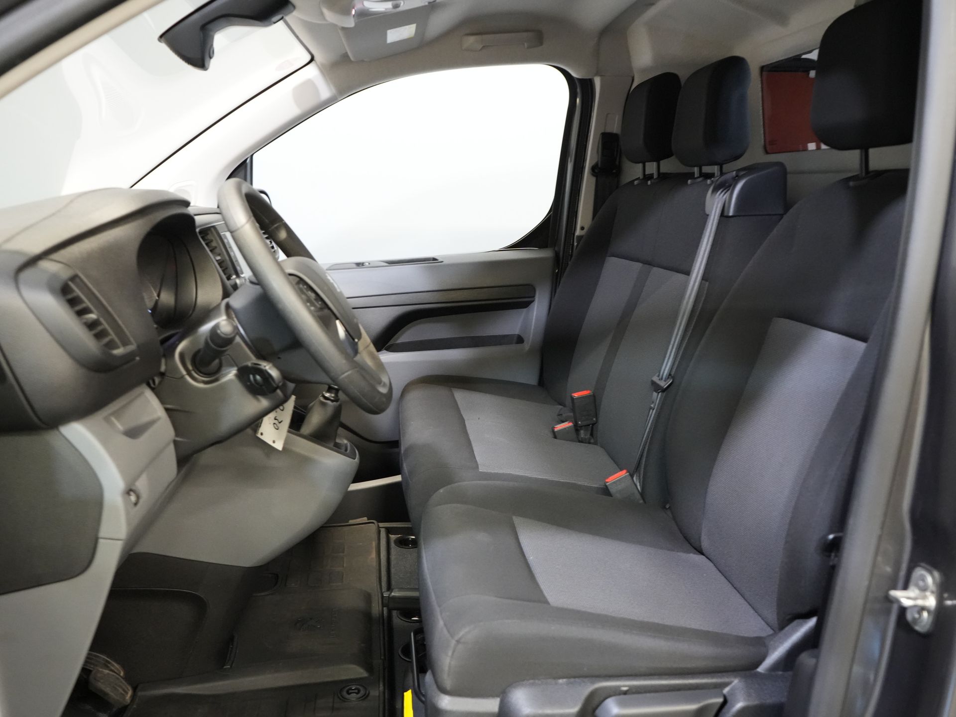 Peugeot Expert Bestelbus 2.0 HDI 145 pk BPM VRIJ! NL Auto/ 3 Pers./ 2.5t Trekverm./ Carplay/ Cruise/ Airco/ Camera/ Navi/ PDC