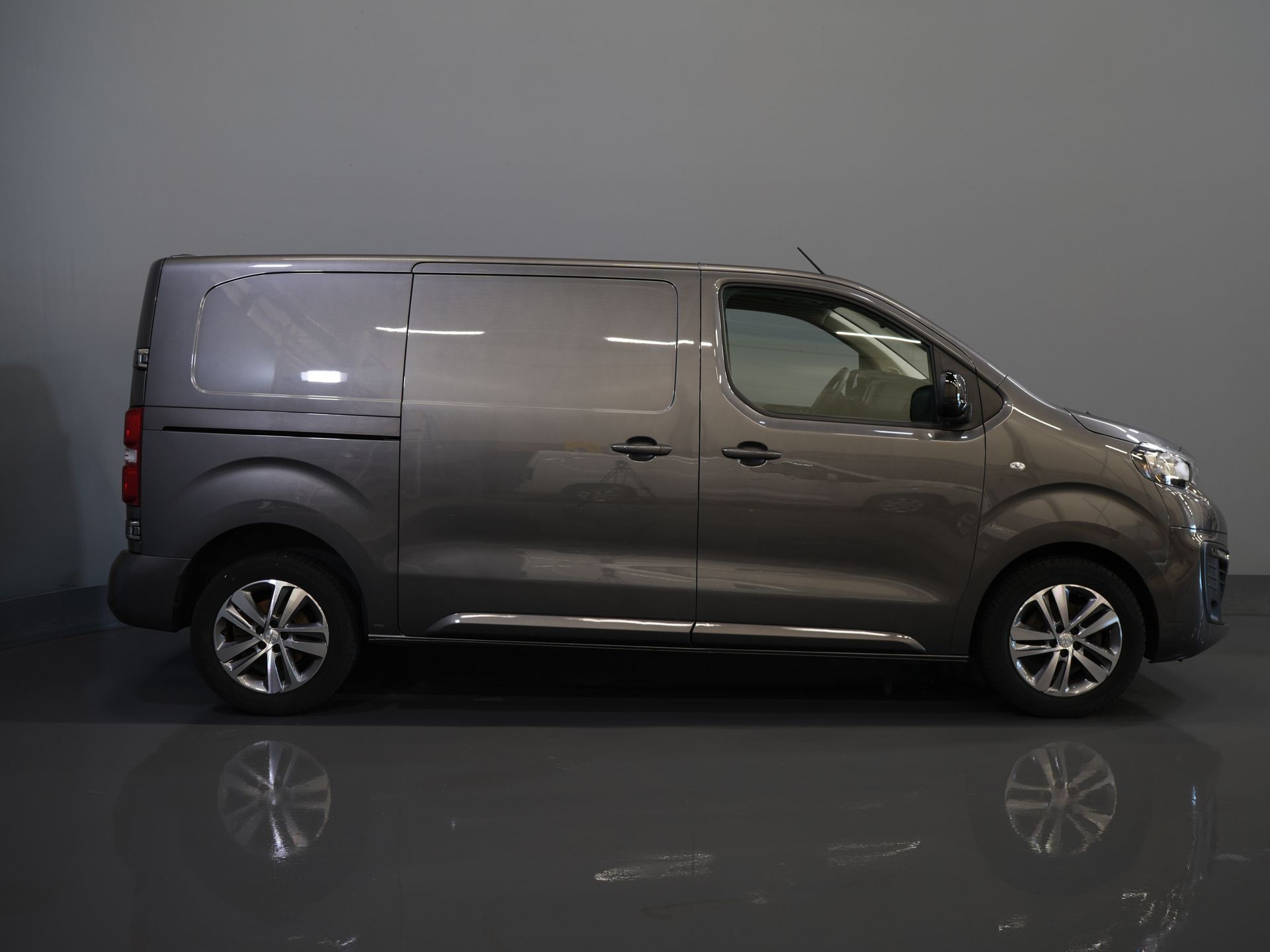 Peugeot Expert Bestelbus 2.0 HDI 145 pk BPM VRIJ! NL Auto/ 3 Pers./ 2.5t Trekverm./ Carplay/ Cruise/ Airco/ Camera/ Navi/ PDC