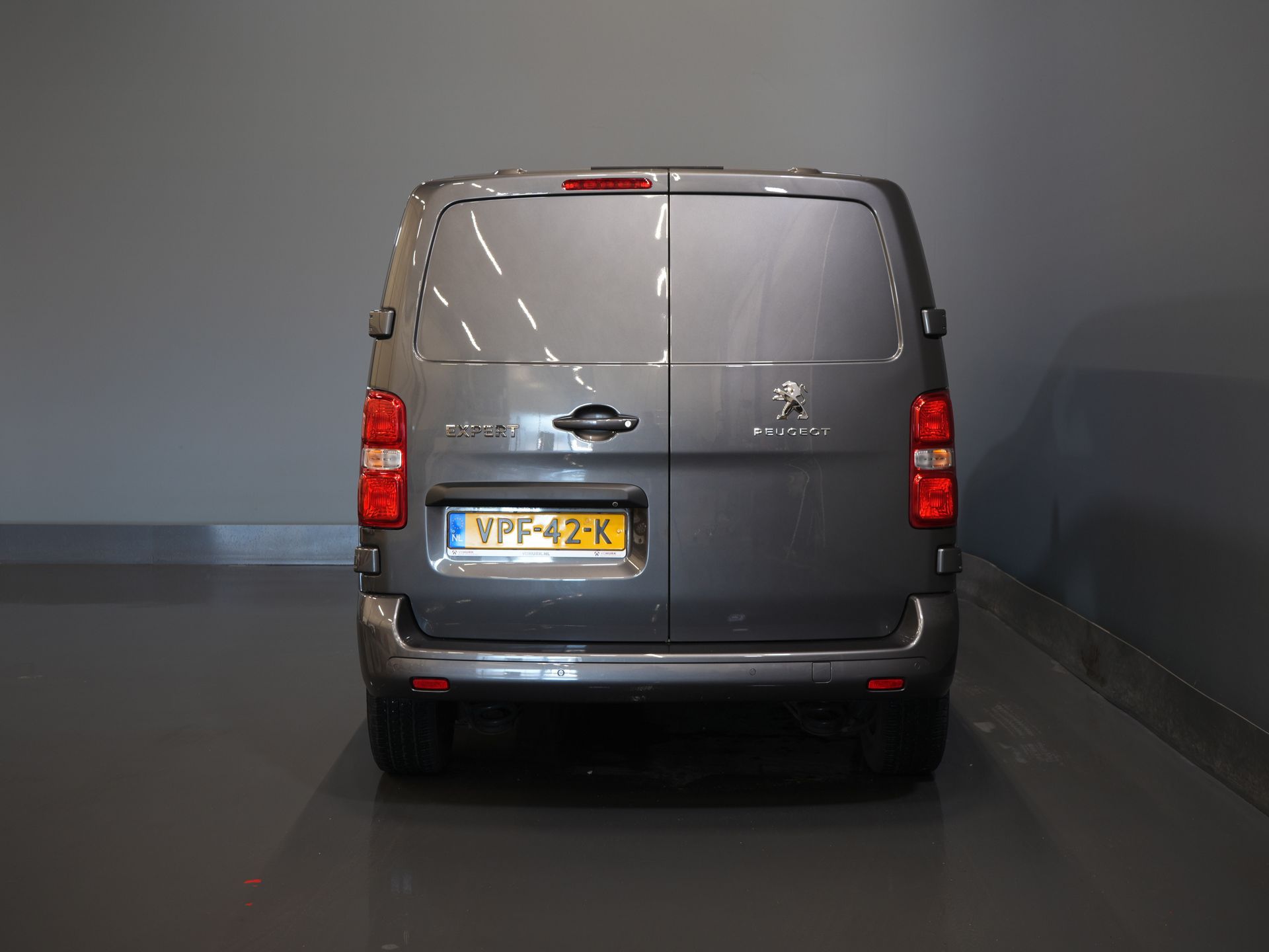 Peugeot Expert Bestelbus 2.0 HDI 145 pk BPM VRIJ! NL Auto/ 3 Pers./ 2.5t Trekverm./ Carplay/ Cruise/ Airco/ Camera/ Navi/ PDC