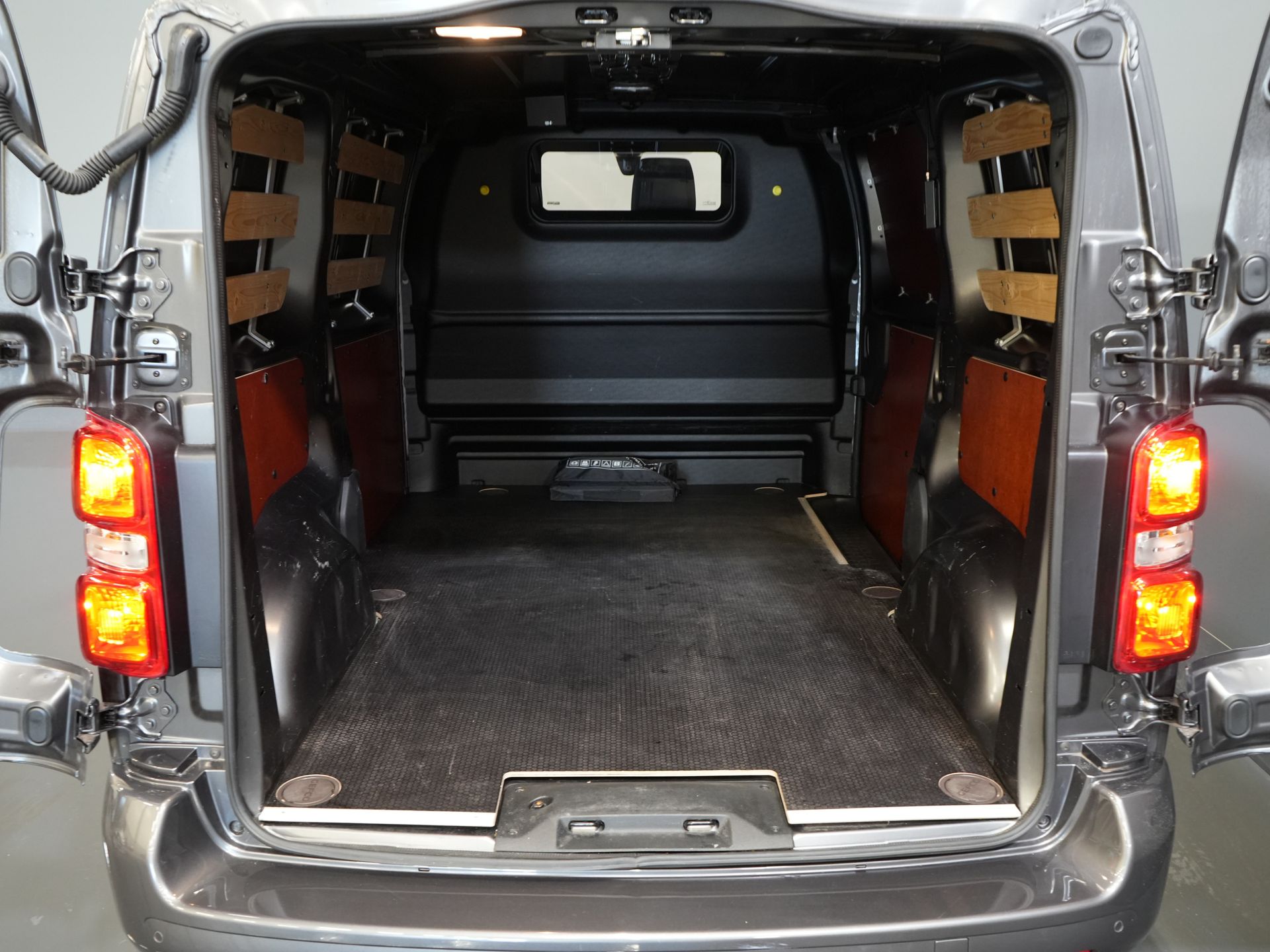 Peugeot Expert Bestelbus 2.0 HDI 145 pk BPM VRIJ! NL Auto/ 3 Pers./ 2.5t Trekverm./ Carplay/ Cruise/ Airco/ Camera/ Navi/ PDC