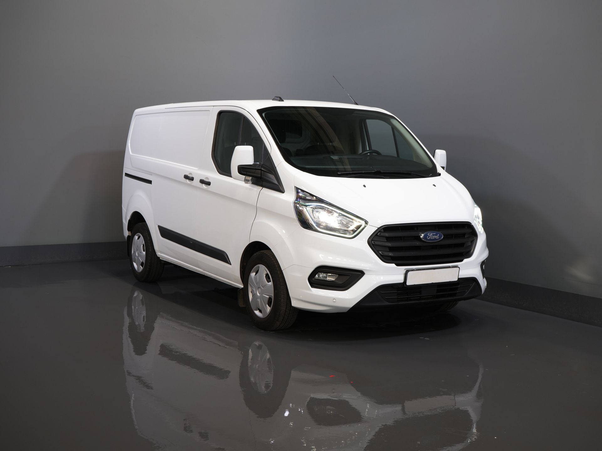 Ford Transit Custom Bestelbus 1.0 130 pk Aut. PHEV Trend BPM VRIJ! Plug-In/ Stoelverw./ Sortimo/ PDC/ Cruise/ Airco