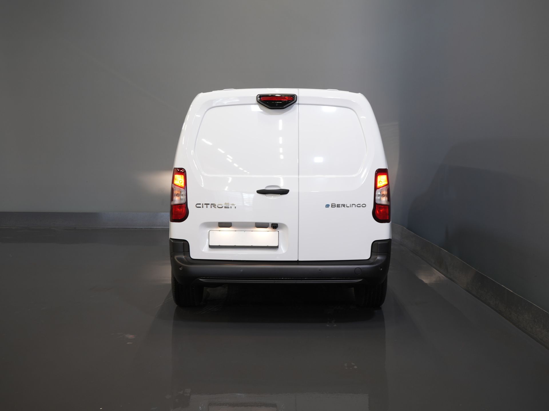 Peugeot e-Partner Bestelbus (Citroën ë-Berlingo) 50 kWh 345 km WLTP L2 Carplay/ Snellader/ 3Pers./ Airco/ Navi/ Camera/ Cruise/ PDC