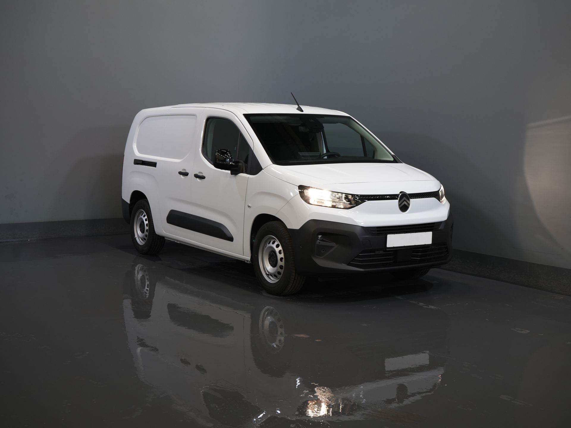 Peugeot e-Partner Bestelbus (Citroën ë-Berlingo) 50 kWh 345 km WLTP L2 Carplay/ Snellader/ 3Pers./ Airco/ Navi/ Camera/ Cruise/ PDC