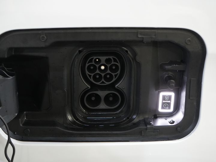 Peugeot e-Partner Bestelbus (Citroën ë-Berlingo) 50 kWh 345 km WLTP L2 Carplay/ Snellader/ 3Pers./ Airco/ Navi/ Camera/ Cruise/ PDC