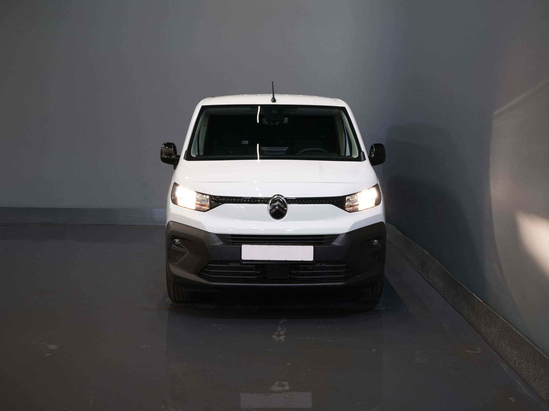 Peugeot e-Partner Bestelbus (Citroën ë-Berlingo) 50 kWh 345 km WLTP L2 Carplay/ Snellader/ 3Pers./ Airco/ Navi/ Camera/ Cruise/ PDC