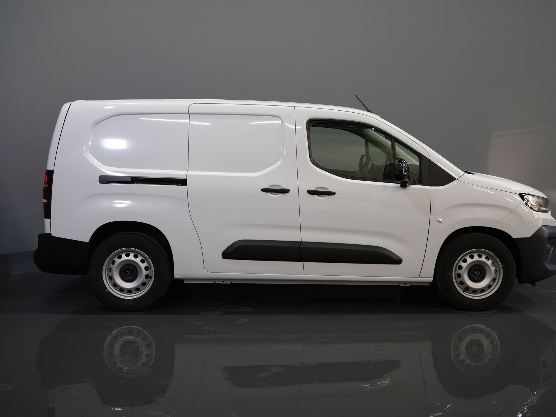 Peugeot e-Partner Bestelbus (Citroën ë-Berlingo) 50 kWh 345 km WLTP L2 Carplay/ Snellader/ 3Pers./ Airco/ Navi/ Camera/ Cruise/ PDC