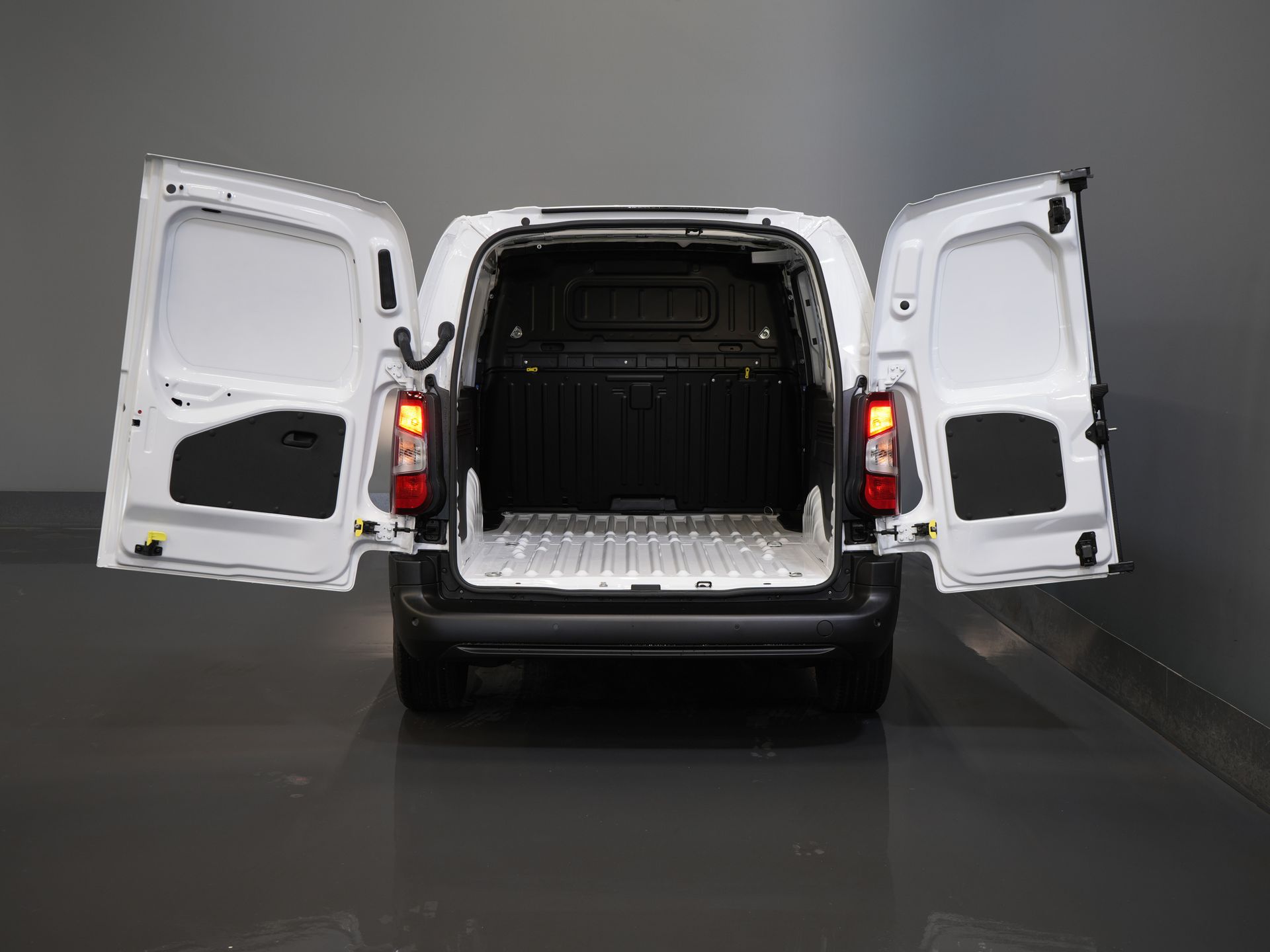 Peugeot e-Partner Bestelbus (Citroën ë-Berlingo) 50 kWh 345 km WLTP L2 Carplay/ Snellader/ 3Pers./ Airco/ Navi/ Camera/ Cruise/ PDC