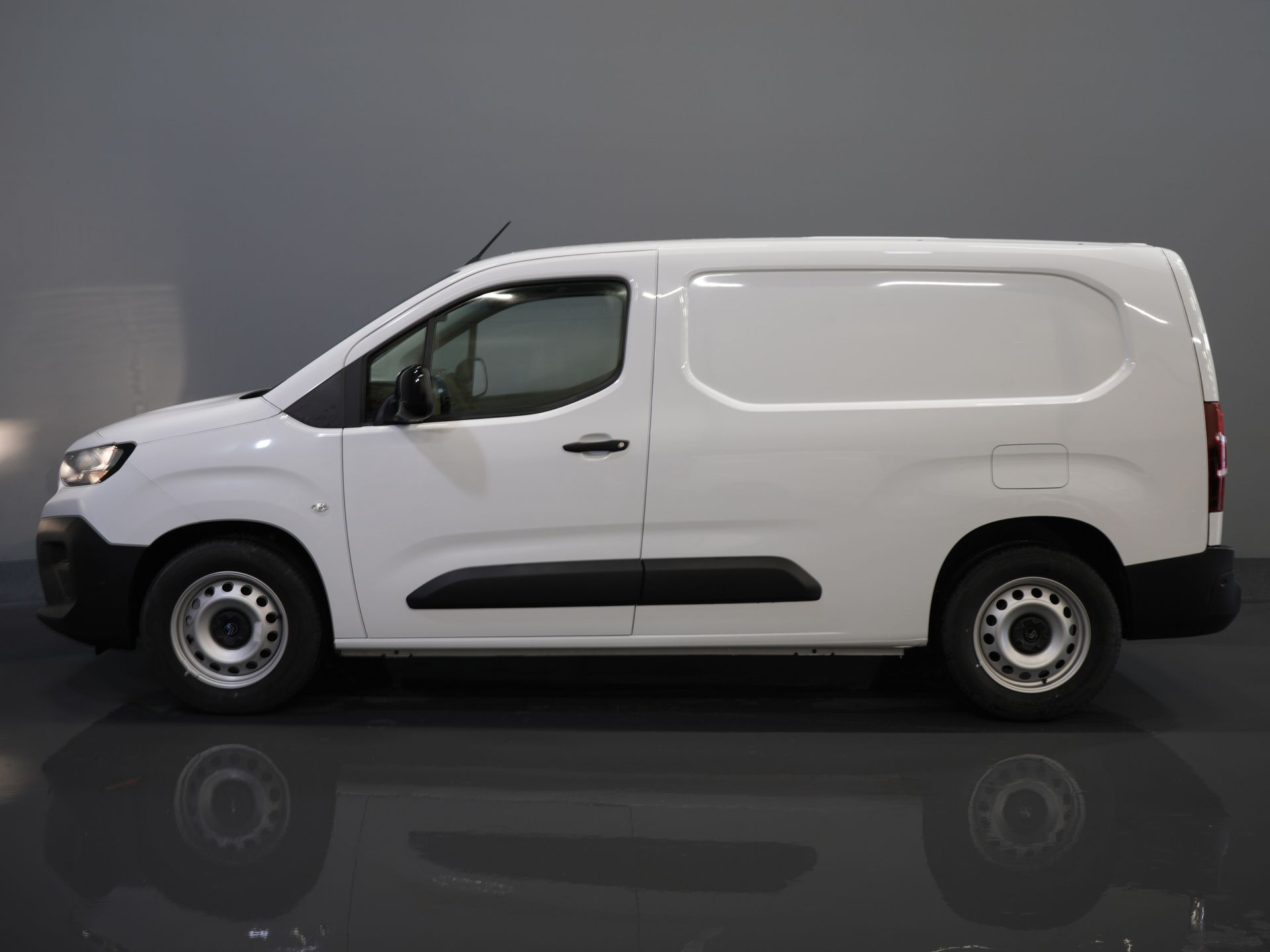 Peugeot e-Partner Bestelbus (Citroën ë-Berlingo) 50 kWh 345 km WLTP L2 Carplay/ Snellader/ 3Pers./ Airco/ Navi/ Camera/ Cruise/ PDC