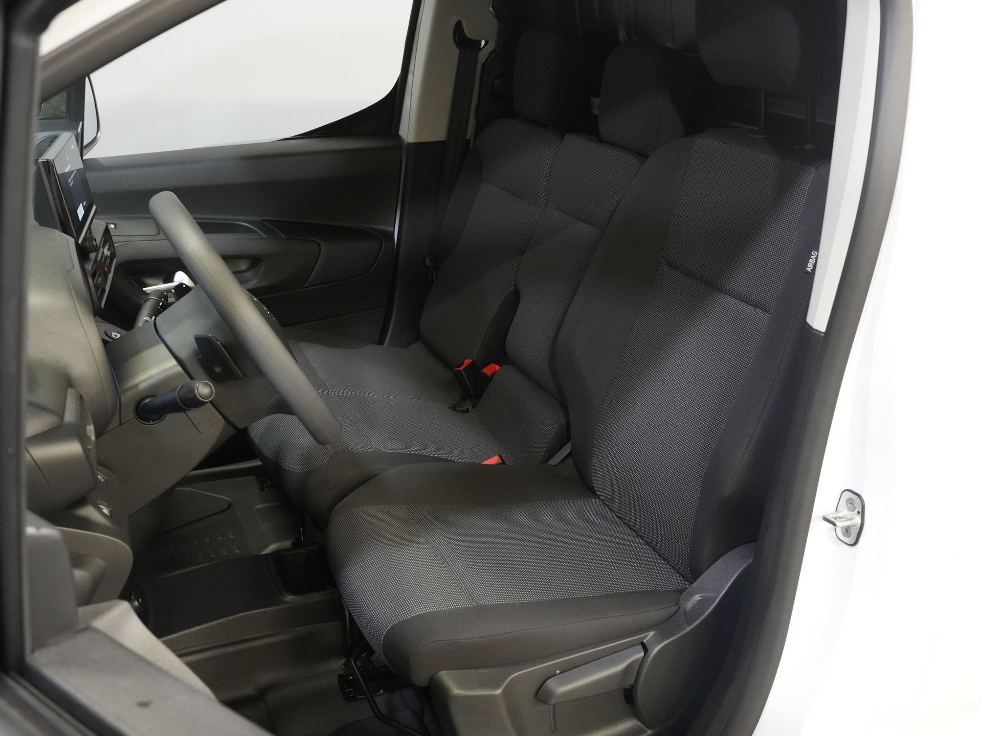 Peugeot e-Partner Bestelbus (Citroën ë-Berlingo) 50 kWh 345 km WLTP L2 Carplay/ Snellader/ 3Pers./ Airco/ Navi/ Camera/ Cruise/ PDC