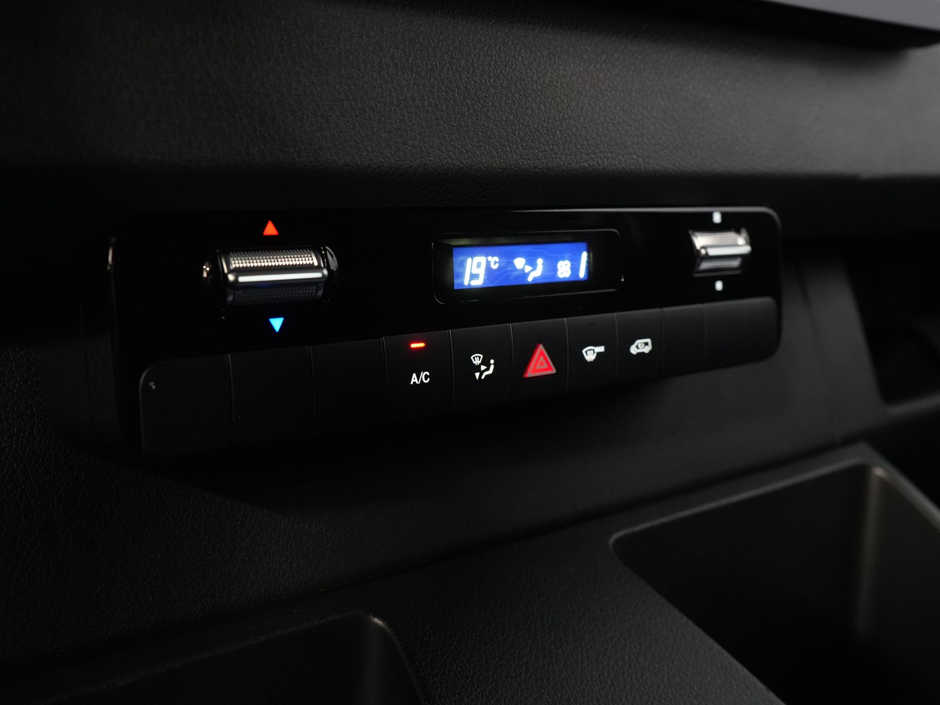 Mercedes-Benz Sprinter Furgoneta 317 CDI Aut. L2H2 LED/ Asiento calefactable/ Puertas de 270 g/ Calefacción en los asientos/ Navegador/ Cámara/ PDC/ Control de crucero