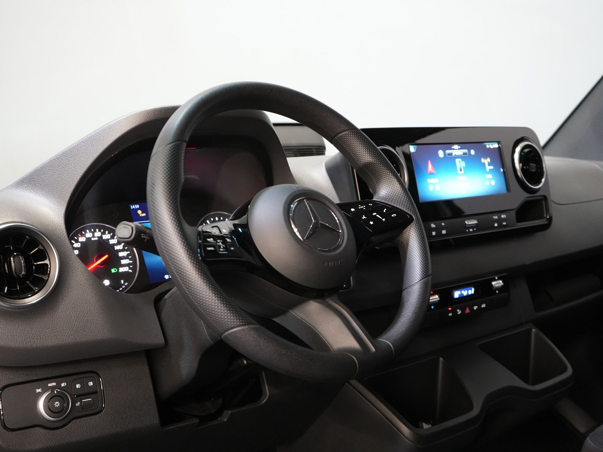 Mercedes-Benz Sprinter Furgoneta 317 CDI Aut. L2H2 LED/ Asiento calefactable/ Puertas de 270 g/ Calefacción en los asientos/ Navegador/ Cámara/ PDC/ Control de crucero