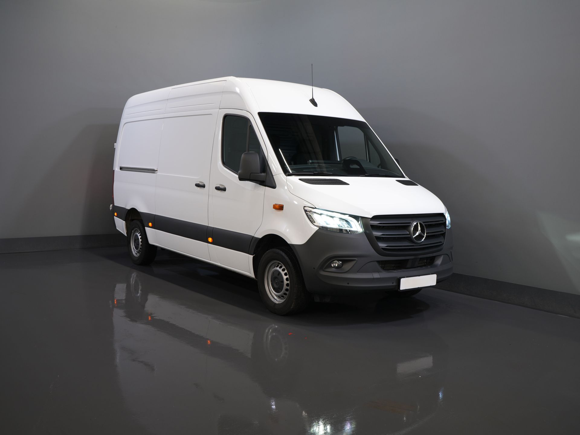 Mercedes-Benz Sprinter Furgoneta 317 CDI Aut. L2H2 LED/ Asiento calefactable/ Puertas de 270 g/ Calefacción en los asientos/ Navegador/ Cámara/ PDC/ Control de crucero