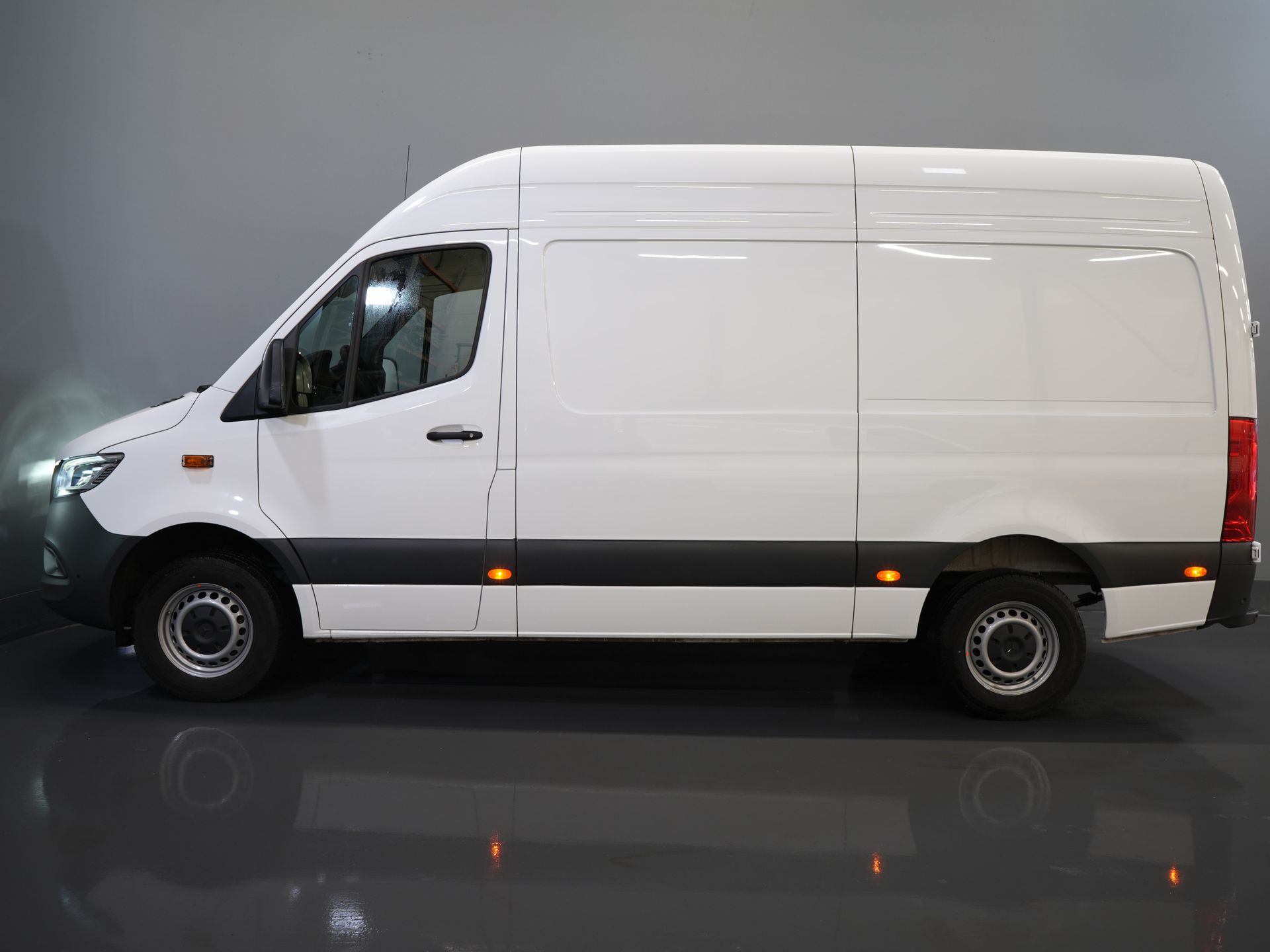 Mercedes-Benz Sprinter Furgoneta 317 CDI Aut. L2H2 LED/ Asiento calefactable/ Puertas de 270 g/ Calefacción en los asientos/ Navegador/ Cámara/ PDC/ Control de crucero