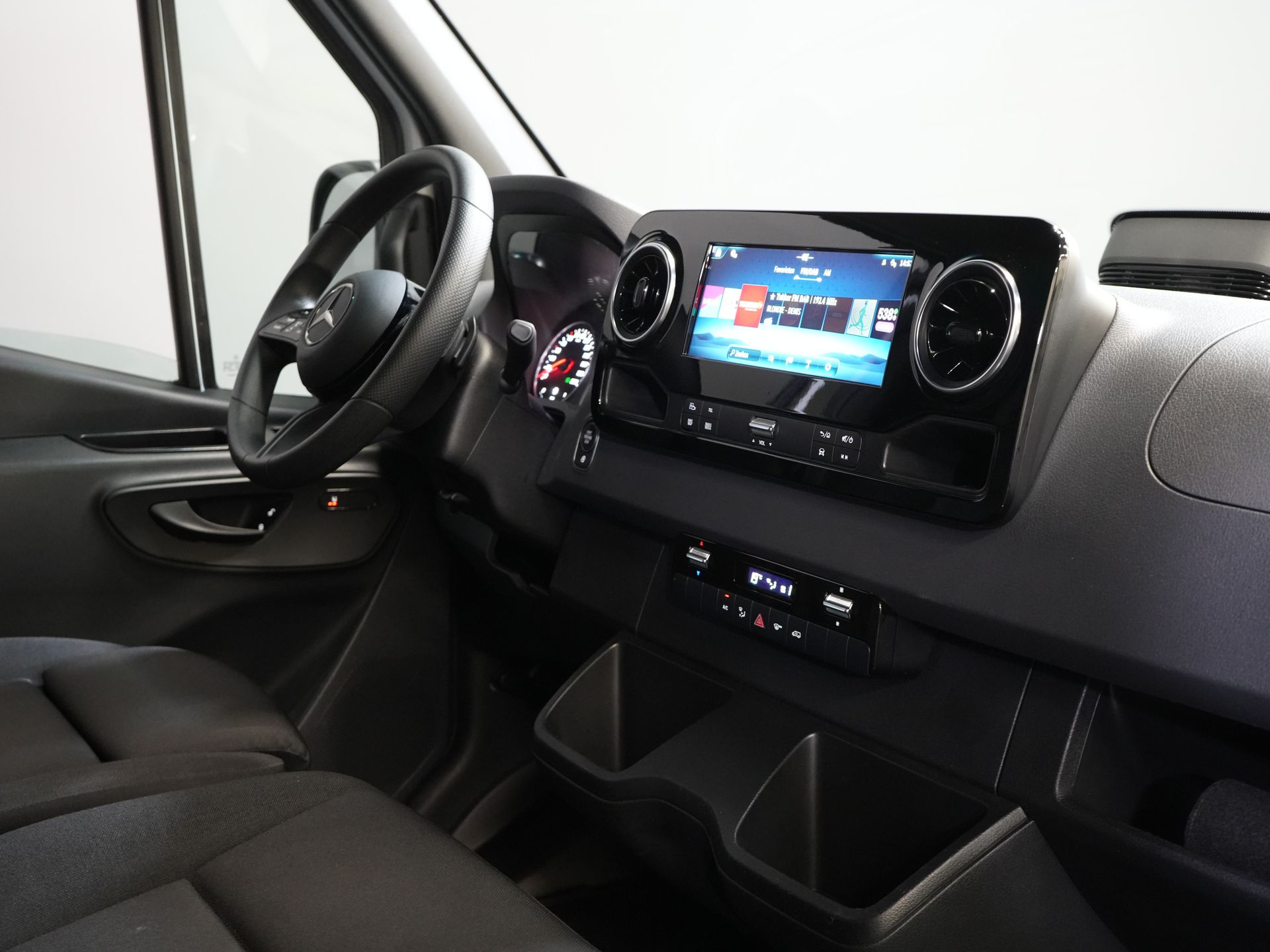 Mercedes-Benz Sprinter Furgoneta 317 CDI Aut. L2H2 LED/ Asiento calefactable/ Puertas de 270 g/ Calefacción en los asientos/ Navegador/ Cámara/ PDC/ Control de crucero