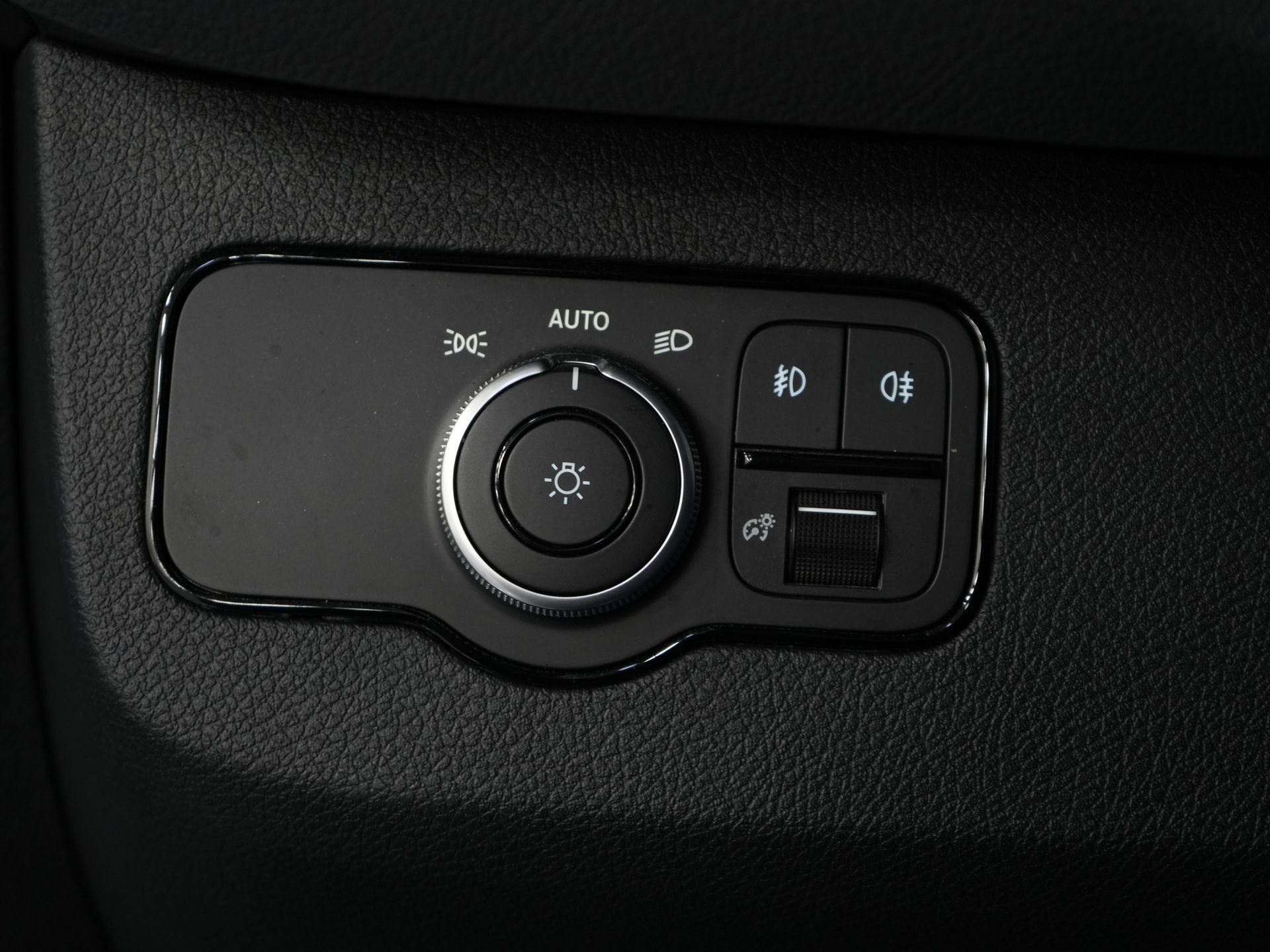 Mercedes-Benz Sprinter Furgoneta 317 CDI Aut. L2H2 LED/ Asiento calefactable/ Puertas de 270 g/ Calefacción en los asientos/ Navegador/ Cámara/ PDC/ Control de crucero