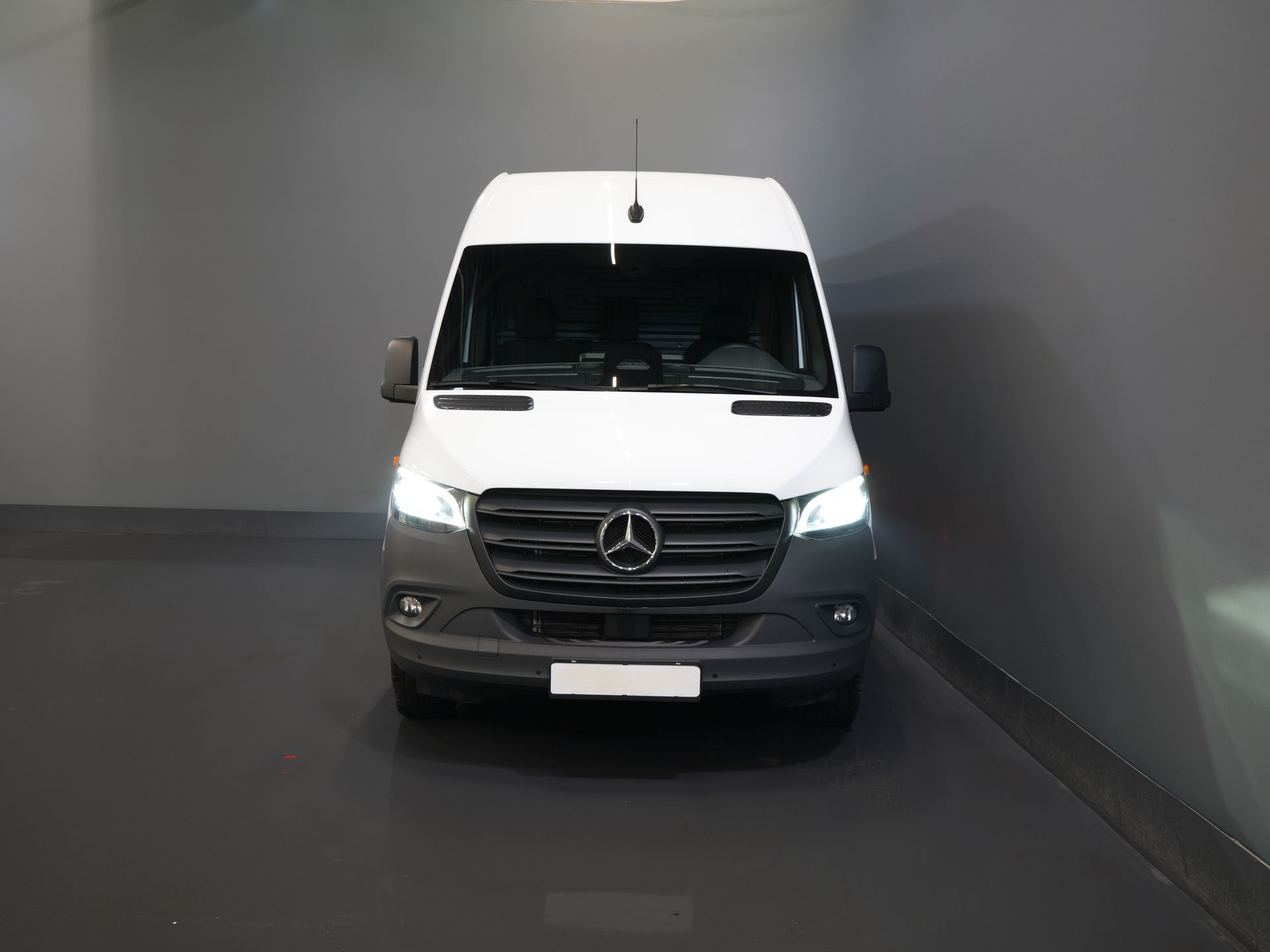 Mercedes-Benz Sprinter Furgoneta 317 CDI Aut. L2H2 LED/ Asiento calefactable/ Puertas de 270 g/ Calefacción en los asientos/ Navegador/ Cámara/ PDC/ Control de crucero