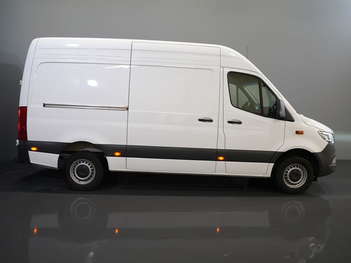 Mercedes-Benz Sprinter Furgoneta 317 CDI Aut. L2H2 LED/ Asiento calefactable/ Puertas de 270 g/ Calefacción en los asientos/ Navegador/ Cámara/ PDC/ Control de crucero