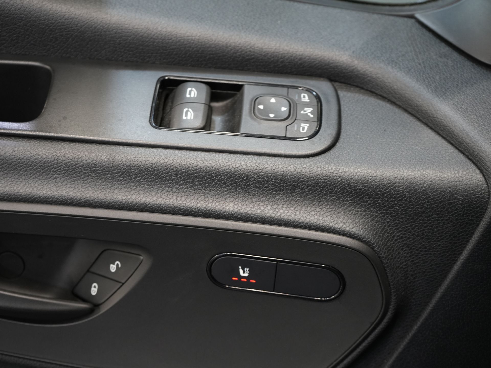 Mercedes-Benz Sprinter Furgoneta 317 CDI Aut. L2H2 LED/ Asiento calefactable/ Puertas de 270 g/ Calefacción en los asientos/ Navegador/ Cámara/ PDC/ Control de crucero