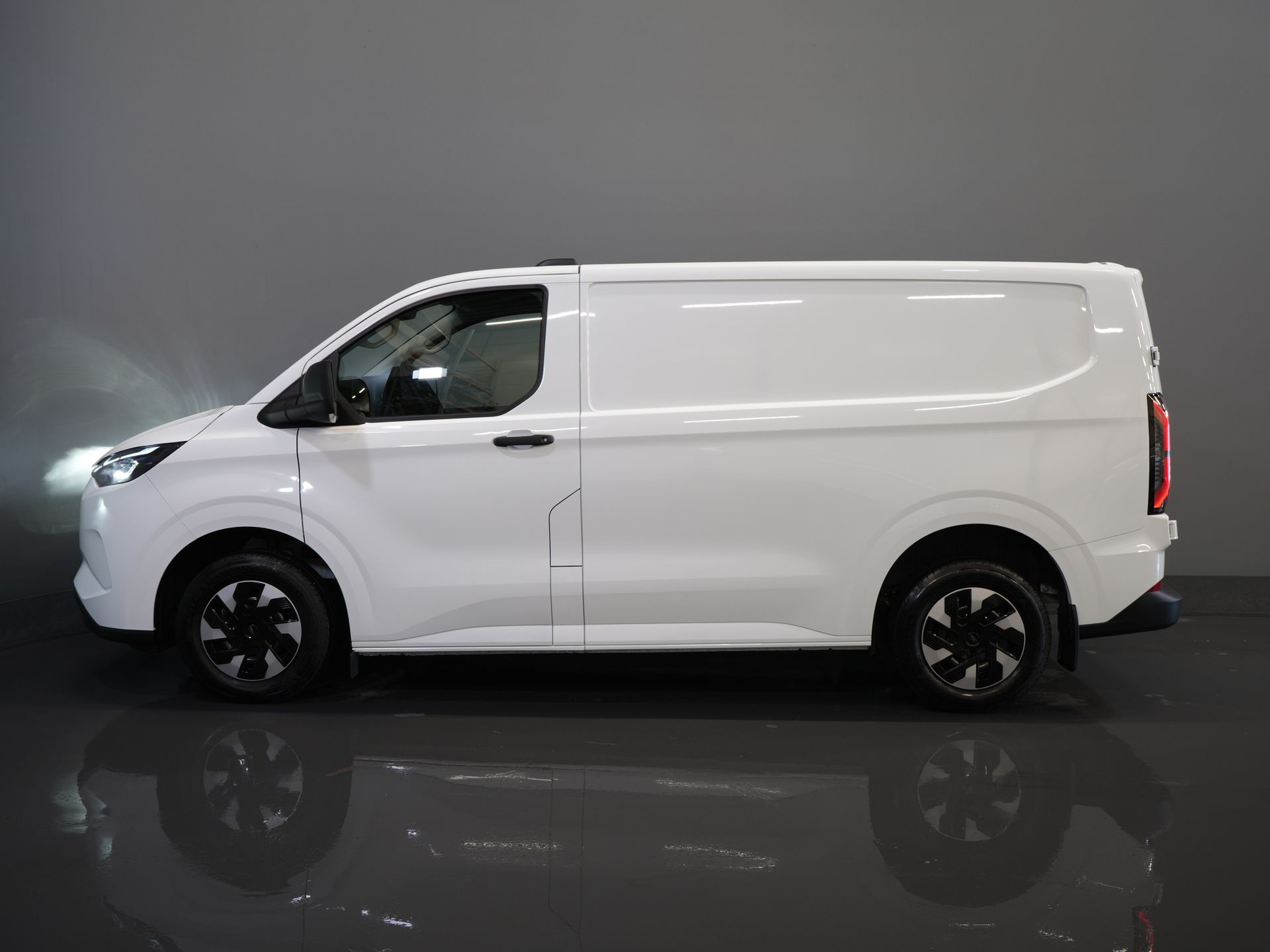 Ford E-Transit Custom Bestelbus Trend 65 kWh 330 km WLTP Garantie t/m 2029/ LED/ Standkachel/ Snellader/ 2.3t Trekverm./ Stuurverw./ Stoelverw./ Carplay/ Camera