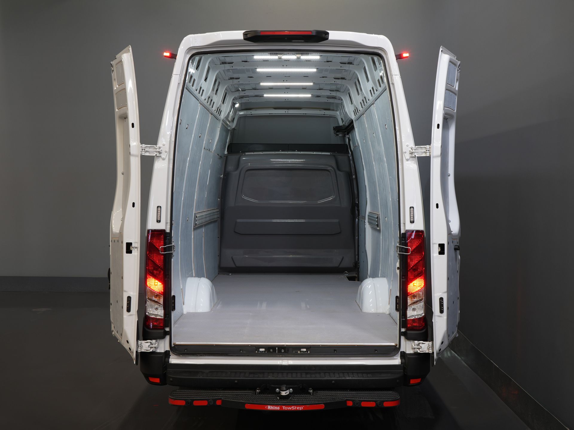 Iveco Daily Van 35S18HV 3.0 180 cv Aut. L4H3 Face Lift/ Sospensioni pneumatiche/ LED/ Fari/ Adapt.Cruise/ Gev.stoel/ Porte 270gr/ Gancio di traino/ Navi/ Clima