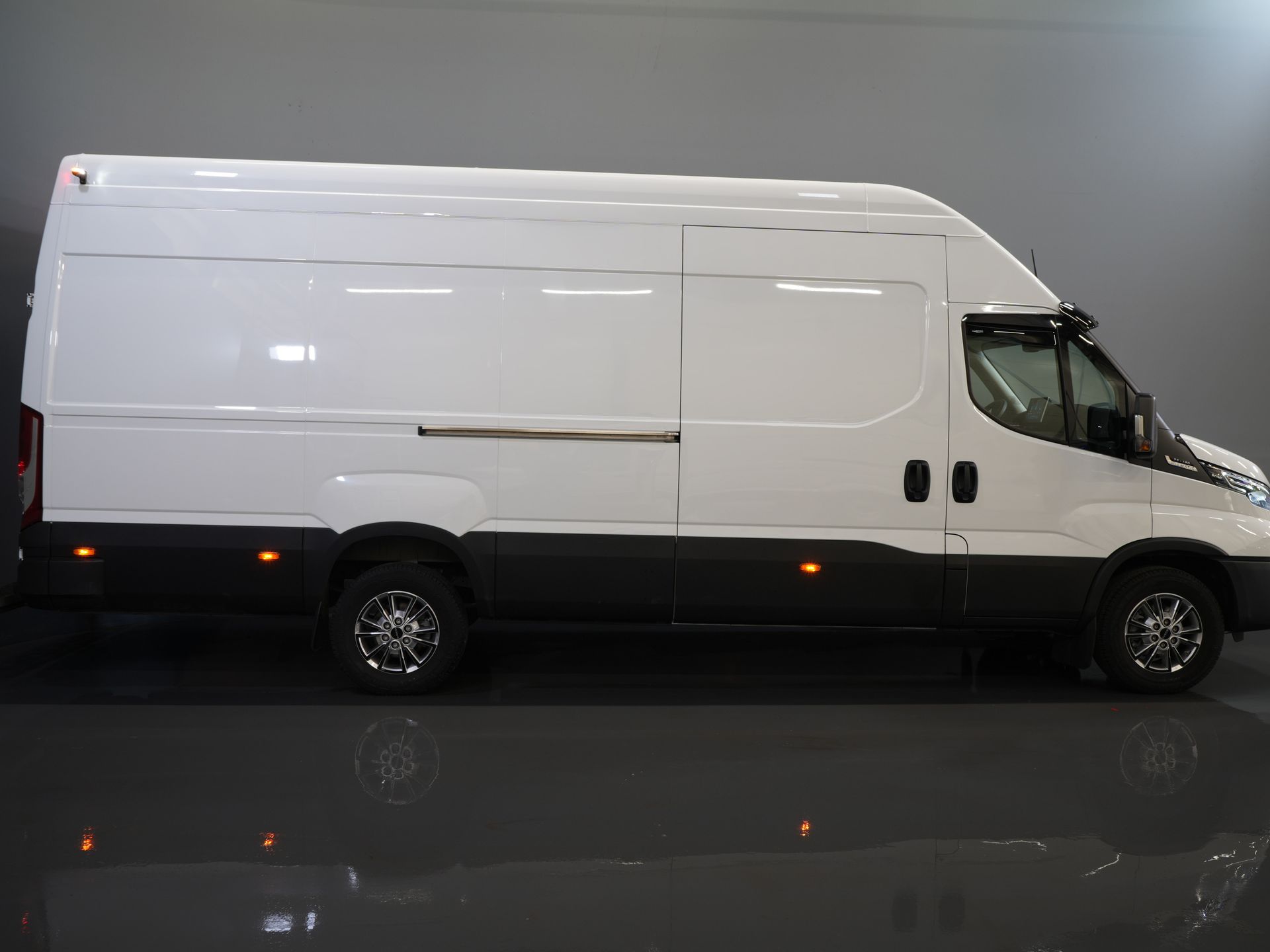 Iveco Daily Van 35S18HV 3.0 180 cv Aut. L4H3 Face Lift/ Sospensioni pneumatiche/ LED/ Fari/ Adapt.Cruise/ Gev.stoel/ Porte 270gr/ Gancio di traino/ Navi/ Clima
