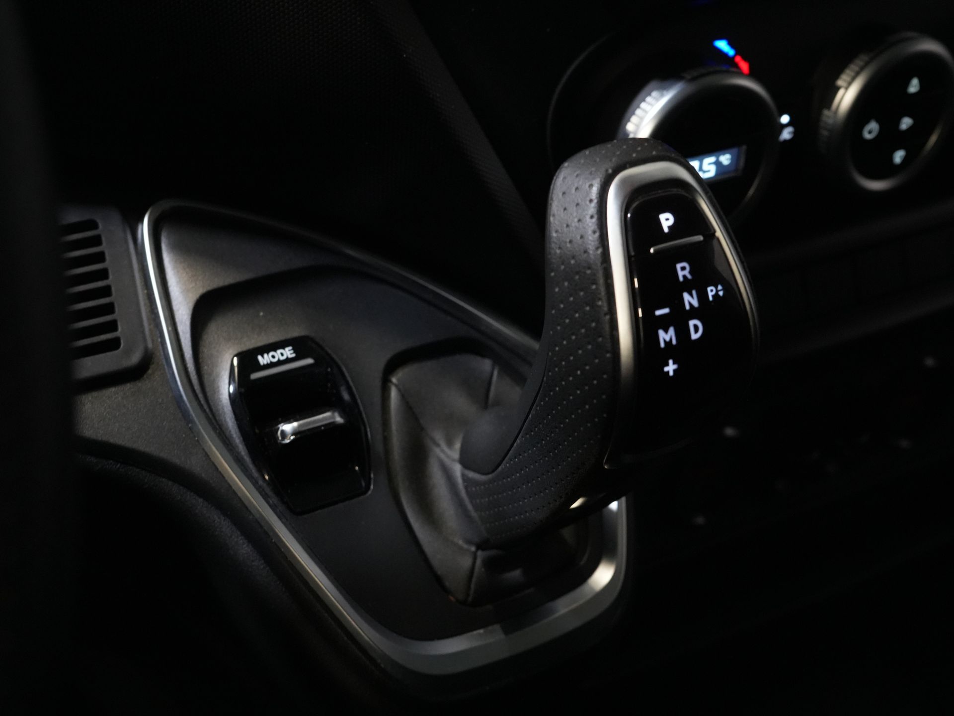 Iveco Daily Van 35S18HV 3.0 180 cv Aut. L4H3 Face Lift/ Sospensioni pneumatiche/ LED/ Fari/ Adapt.Cruise/ Gev.stoel/ Porte 270gr/ Gancio di traino/ Navi/ Clima