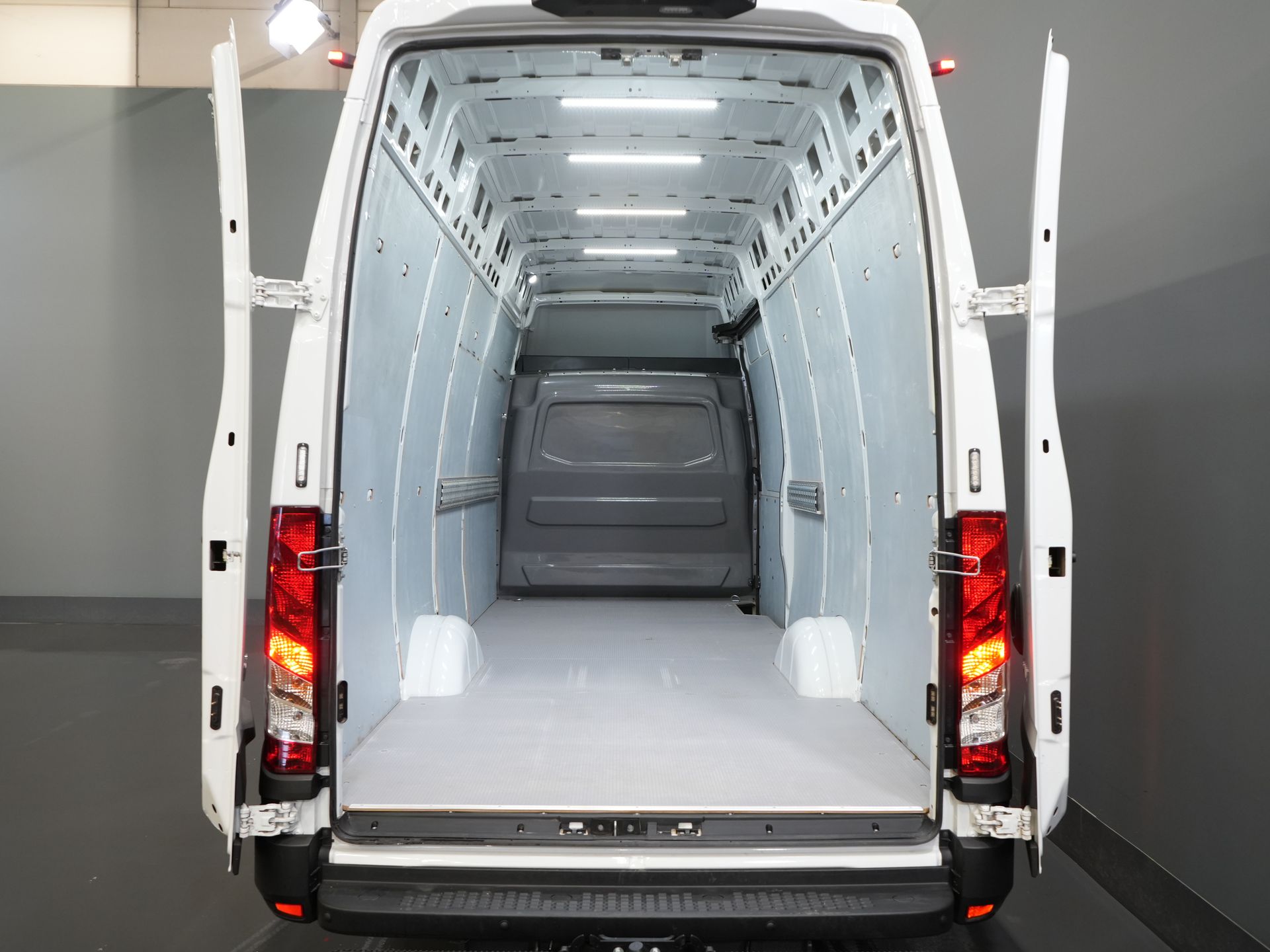 Iveco Daily Van 35S18HV 3.0 180 cv Aut. L4H3 Face Lift/ Sospensioni pneumatiche/ LED/ Fari/ Adapt.Cruise/ Gev.stoel/ Porte 270gr/ Gancio di traino/ Navi/ Clima