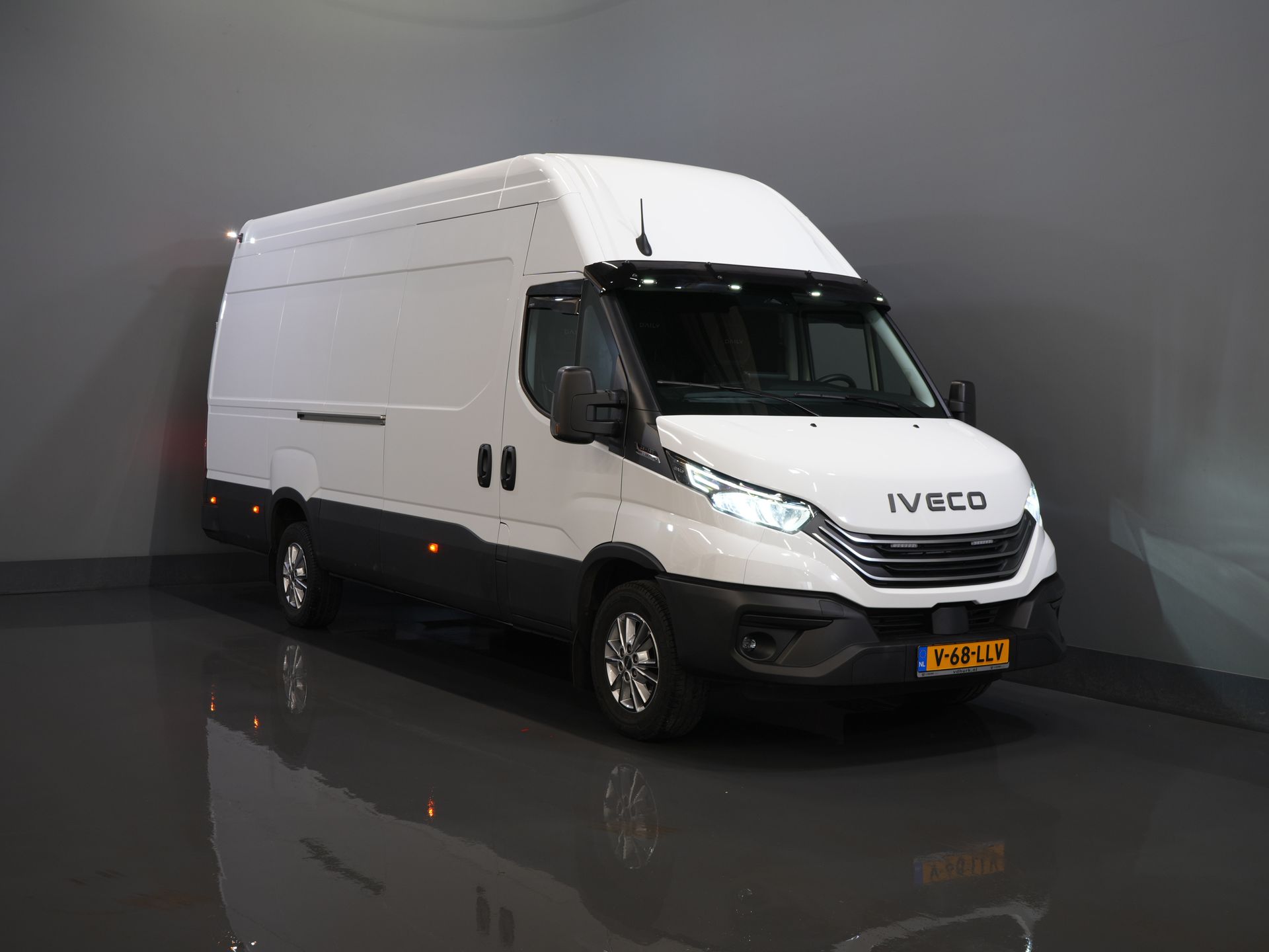 Iveco Daily Van 35S18HV 3.0 180 cv Aut. L4H3 Face Lift/ Sospensioni pneumatiche/ LED/ Fari/ Adapt.Cruise/ Gev.stoel/ Porte 270gr/ Gancio di traino/ Navi/ Clima