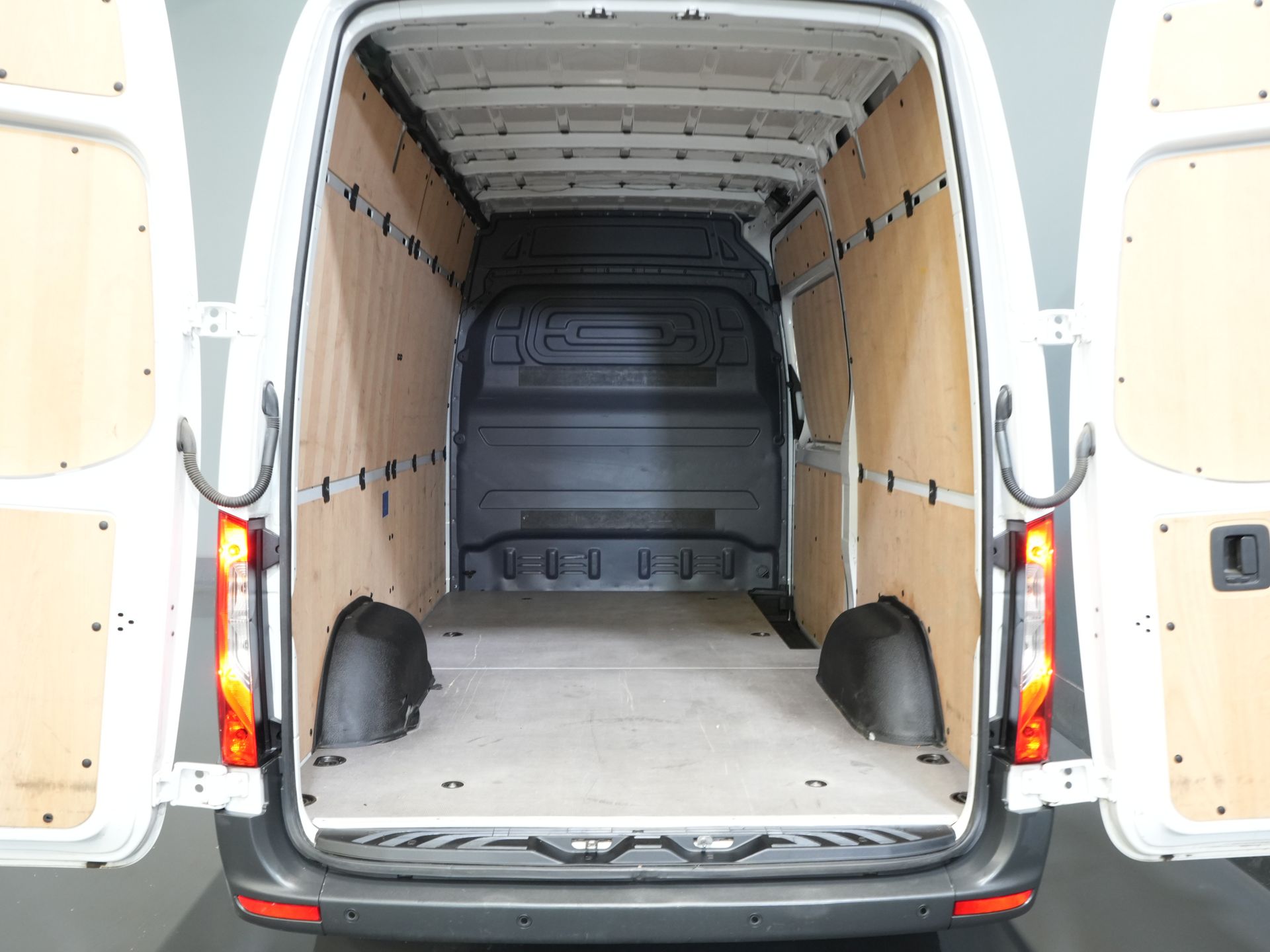 Mercedes-Benz Sprinter Van 317 CDI Aut. L2H2 LED/ Carplay/ Gev.Stoel/ Camera/ Cruise/ PDC/ Airco
